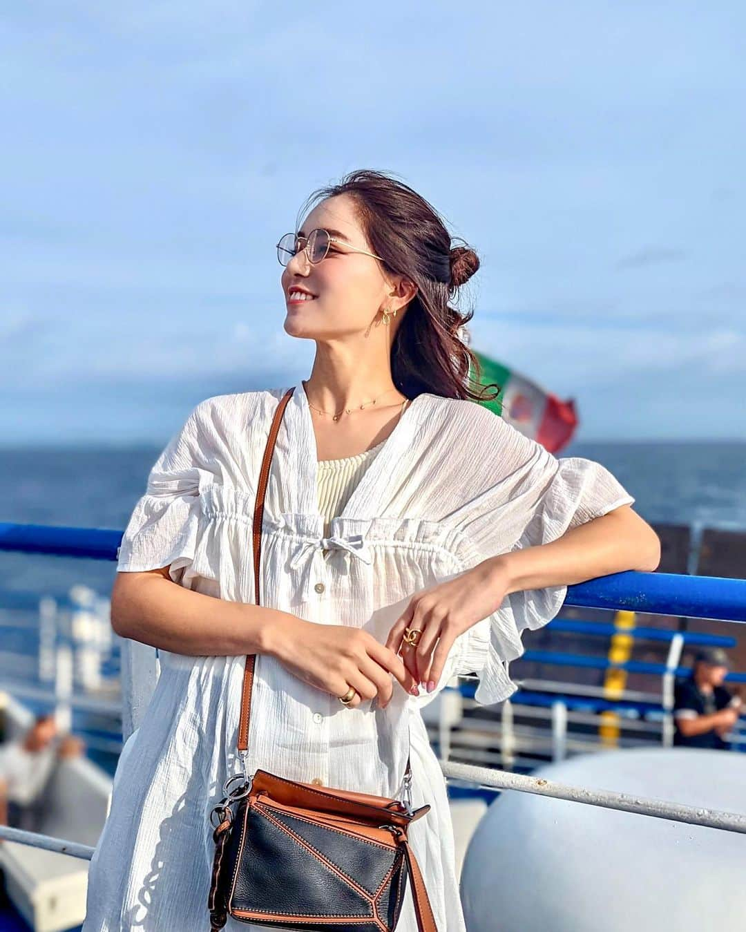 石井里奈さんのインスタグラム写真 - (石井里奈Instagram)「ナポリ▷カプリ島🚢✨ こんなに短期間に何度も船に乗ったのは初めて❣️ . 南イタリアは真夏の気候でサングラスはマストでした🕶 dress&tops... @tothesea_hawaii  bag... @loewe  sunglasses... @maison_de_luxe_sanae  . 本当にサングラスのレンズカラーが可愛くてお気に入り✨ そして無事帰国しました！🇯🇵 沢山ストーリーズなどでコメントもありがとうございました！ 写真山ほどあるので今後も投稿します！ . #tothesea #totheseahawaii #船 #船旅 #イタリア #カプリ島 #capri #italy #サングラス #sunglasses」9月24日 12時53分 - ri7tin1025