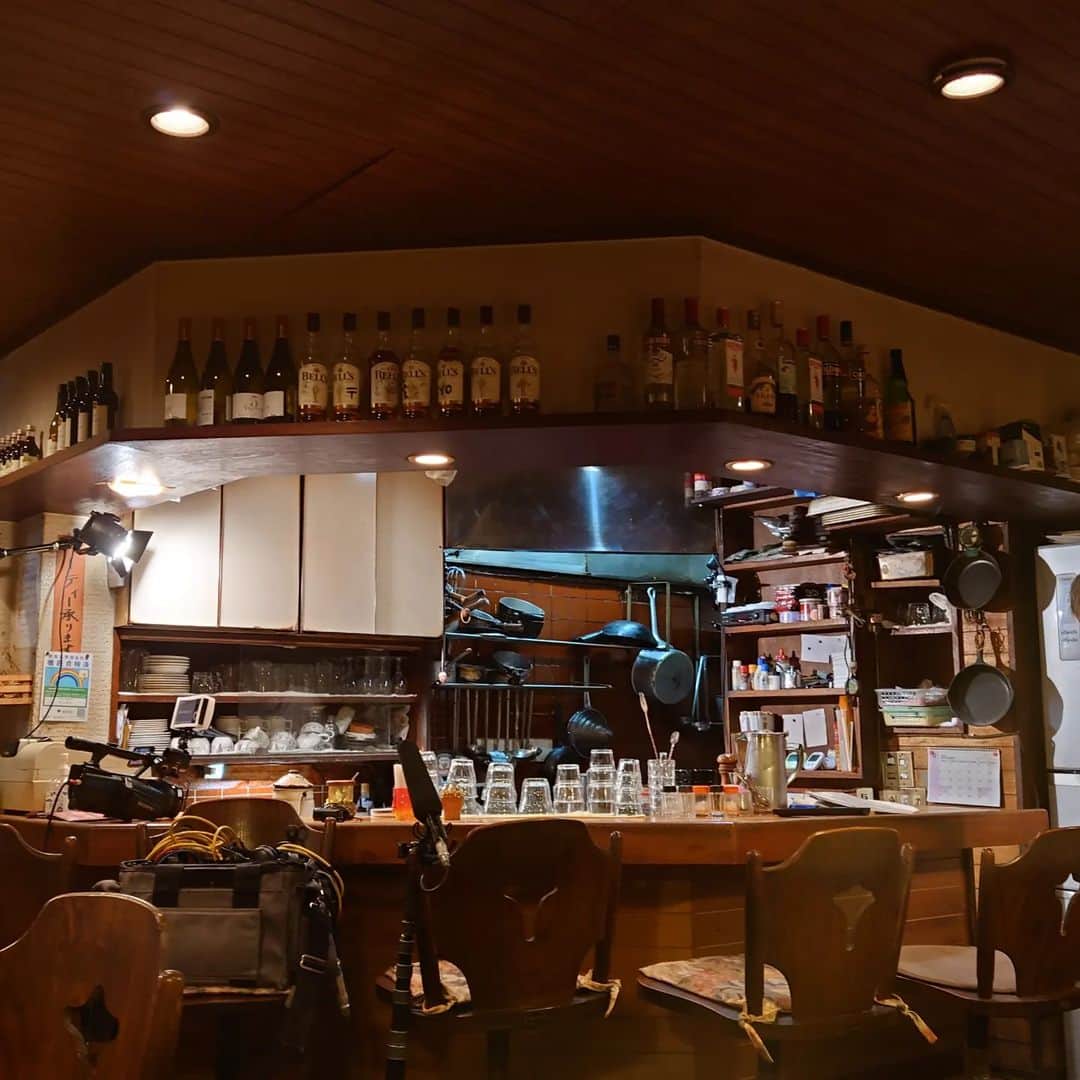 小島奈津子さんのインスタグラム写真 - (小島奈津子Instagram)「2022.9.24 #BSTBS　#噂の東京マガジン　 9/18㈰の#やってtry は #たらこスパゲティ　でした · 自由が丘で50年以上の、歴史ある喫茶店のたらこスパゲティ。 舌の肥えた数々の芸能人が、この#たらこスパ　は上手い！！と唸ったのだとか💃 おうちにある調味料で、この美味しさが出せるのねー！とビックリです。 たらこの薄皮は外さず、そのまま軽く刻んで混ぜ混ぜ🌀 全く皮は口に当たりません。 . 80年代中盤？でしょうか？ 『#和風スパゲティ　』というジャンルが現れ、明太子や納豆スパ、醤油味にきざみ紫蘇がのったものなど、斬新でしたよね、あの頃。 #壁の穴 で、たらこ＆イカスパゲティ、、、よく食べたなぁ。大学時代、ご馳走だった！ あっ、#カプリチョーザ　のボウルいっぱいのスパ(帰りの電車の中でよくお腹が痛くなっちゃった💦)も、本格的な味に感動したし、、懐かしいなぁー🍜 . そんなハナシに、ご主人と花を咲かせていたら、、、若手ディレクターが、 「たらこスパゲティは昭和の味、ですもんね。」と言っていた。 えーーーーっ！？ そうなる？？そうなの？ そうなのかぁ。。😂😂😂 . なにはともあれ、、簡単に美味しくできるので、是非作ってみてください！ 詳しい作り方は　@uwasano_bstbs　で。 . #自由が丘#ピッテイ #自由が丘グルメ」9月24日 15時45分 - kojimanatsuko_official