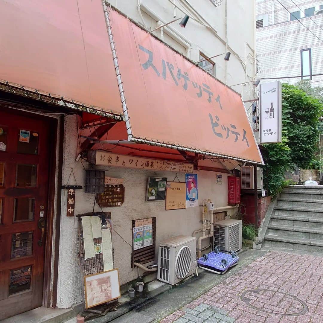 小島奈津子さんのインスタグラム写真 - (小島奈津子Instagram)「2022.9.24 #BSTBS　#噂の東京マガジン　 9/18㈰の#やってtry は #たらこスパゲティ　でした · 自由が丘で50年以上の、歴史ある喫茶店のたらこスパゲティ。 舌の肥えた数々の芸能人が、この#たらこスパ　は上手い！！と唸ったのだとか💃 おうちにある調味料で、この美味しさが出せるのねー！とビックリです。 たらこの薄皮は外さず、そのまま軽く刻んで混ぜ混ぜ🌀 全く皮は口に当たりません。 . 80年代中盤？でしょうか？ 『#和風スパゲティ　』というジャンルが現れ、明太子や納豆スパ、醤油味にきざみ紫蘇がのったものなど、斬新でしたよね、あの頃。 #壁の穴 で、たらこ＆イカスパゲティ、、、よく食べたなぁ。大学時代、ご馳走だった！ あっ、#カプリチョーザ　のボウルいっぱいのスパ(帰りの電車の中でよくお腹が痛くなっちゃった💦)も、本格的な味に感動したし、、懐かしいなぁー🍜 . そんなハナシに、ご主人と花を咲かせていたら、、、若手ディレクターが、 「たらこスパゲティは昭和の味、ですもんね。」と言っていた。 えーーーーっ！？ そうなる？？そうなの？ そうなのかぁ。。😂😂😂 . なにはともあれ、、簡単に美味しくできるので、是非作ってみてください！ 詳しい作り方は　@uwasano_bstbs　で。 . #自由が丘#ピッテイ #自由が丘グルメ」9月24日 15時45分 - kojimanatsuko_official