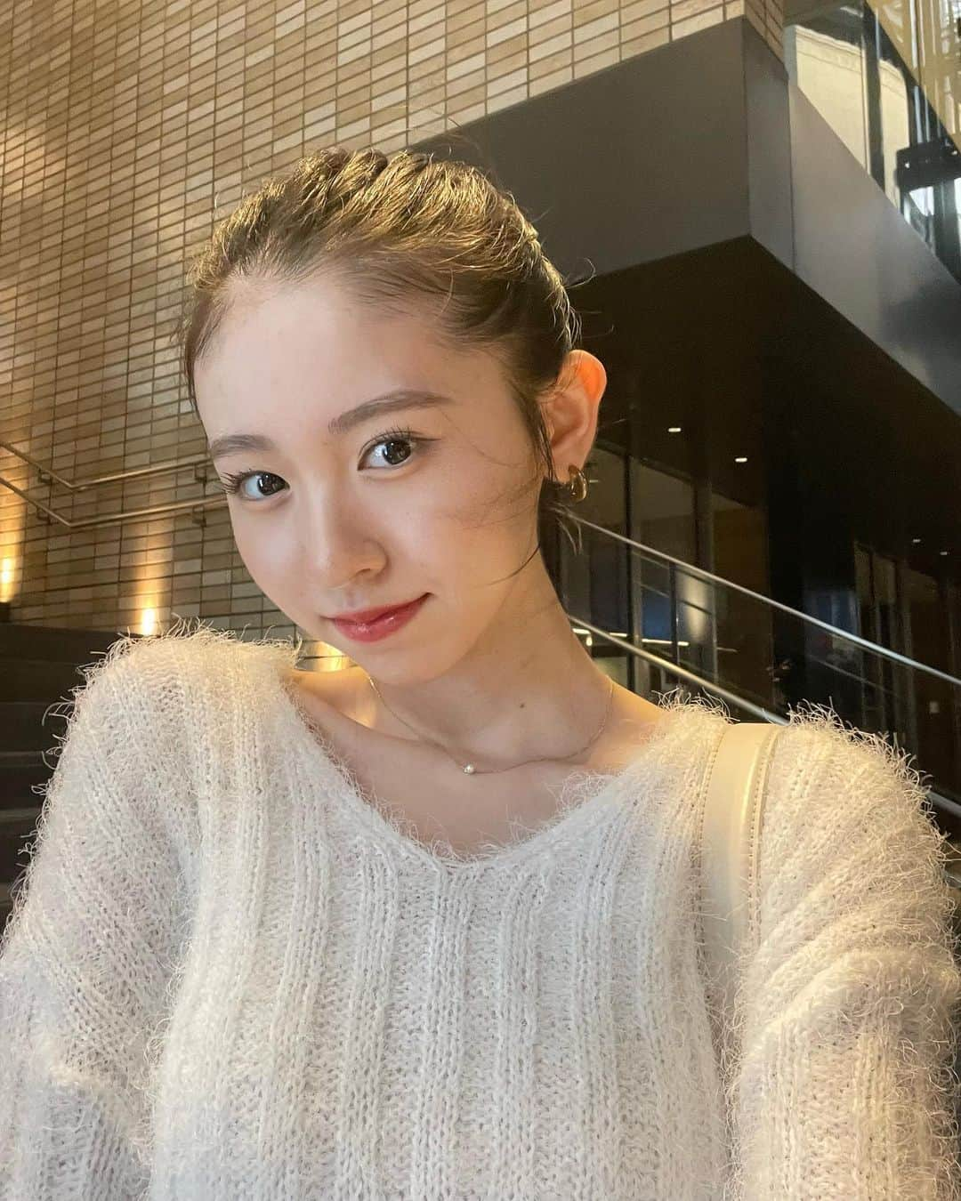 入江美沙希さんのインスタグラム写真 - (入江美沙希Instagram)「eteのネックレス、小さいゴールドとパールが可愛いくてとってもお気に入り🌙 ⁡ やっぱり秋はゴールドアクセサリーをつけたくなるな〜 ⁡ ⁡ ⁡ ⁡ #06년생#06#jk1#jk#ロング#ロングヘア#イヤリング#ゴールドアクセサリー#ニット#ポニーテール#巻き髪ヘア#前髪なし#入江美沙希」9月24日 17時09分 - irie_misaki_official