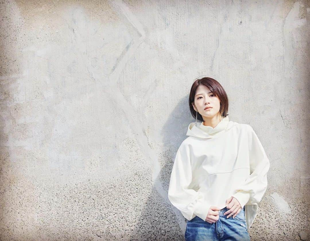 若月佑美さんのインスタグラム写真 - (若月佑美Instagram)「. 私服。 BLACKが好きだけど白も好き。 純白の形可愛いお洒落パーカー。 こちらは佐々木希さんが手掛ける(@intimite_onemile )のお洋服。  本気可愛い。 . #ユーチューバーに娘はやらん  #佐々木希 様 #お姉様  #若月佑美」9月24日 18時13分 - yumi_wakatsuki_official