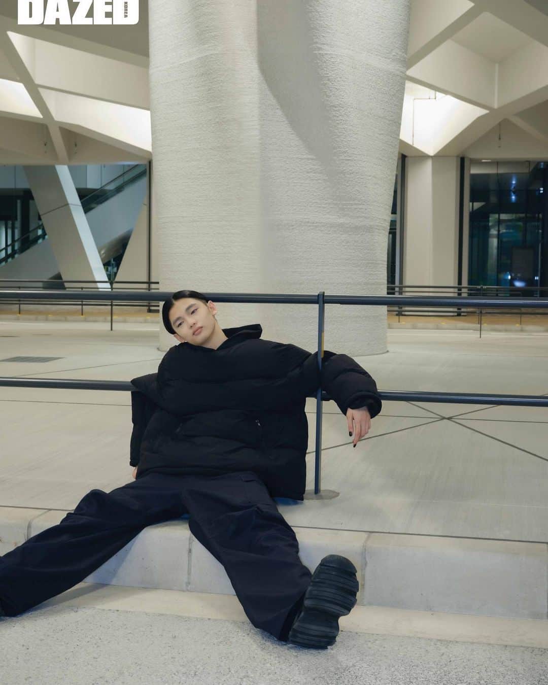 冨永章胤さんのインスタグラム写真 - (冨永章胤Instagram)「今回は @dazedkorea に出させていただきました！ ありがとうございます！ 初めてのカラコンを入れて、眉毛の色も変えての撮影でした！ 楽しかったです！！  雑誌見てみてね！   TwitterにてYouTube生配信の告知してます！ 是非みてね！ Twitter名　冨永章胤 Akitsugu Tominaga  Photographer: @seeing_itself  Editor in Chief: Guiom Lee from Dazed Korea Fashion Editor: Namhoon Lee from Dazed Korea Creative direction/Stylist @shun_watanabe  Hair:  @umeboooy  Makeup:  @harukadebeau  #冨永章胤」9月24日 21時02分 - akitsugu.t