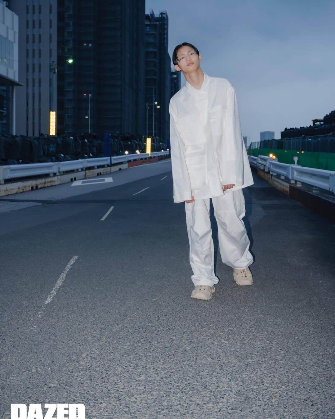 冨永章胤さんのインスタグラム写真 - (冨永章胤Instagram)「今回は @dazedkorea に出させていただきました！ ありがとうございます！ 初めてのカラコンを入れて、眉毛の色も変えての撮影でした！ 楽しかったです！！  雑誌見てみてね！   TwitterにてYouTube生配信の告知してます！ 是非みてね！ Twitter名　冨永章胤 Akitsugu Tominaga  Photographer: @seeing_itself  Editor in Chief: Guiom Lee from Dazed Korea Fashion Editor: Namhoon Lee from Dazed Korea Creative direction/Stylist @shun_watanabe  Hair:  @umeboooy  Makeup:  @harukadebeau  #冨永章胤」9月24日 21時02分 - akitsugu.t