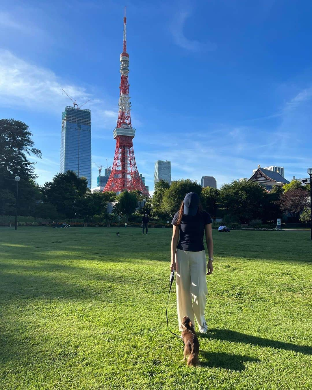 伊原葵さんのインスタグラム写真 - (伊原葵Instagram)「ピクニック🗼  これぞ休日！みたいな日を過ごしたいつかのお休み  友達とシェリーと太陽感じて エネルギーチャージした日☀️  次はジェラートリベンジしよ〜  #aocode #picnic #ピクニック」9月24日 21時19分 - aoi186