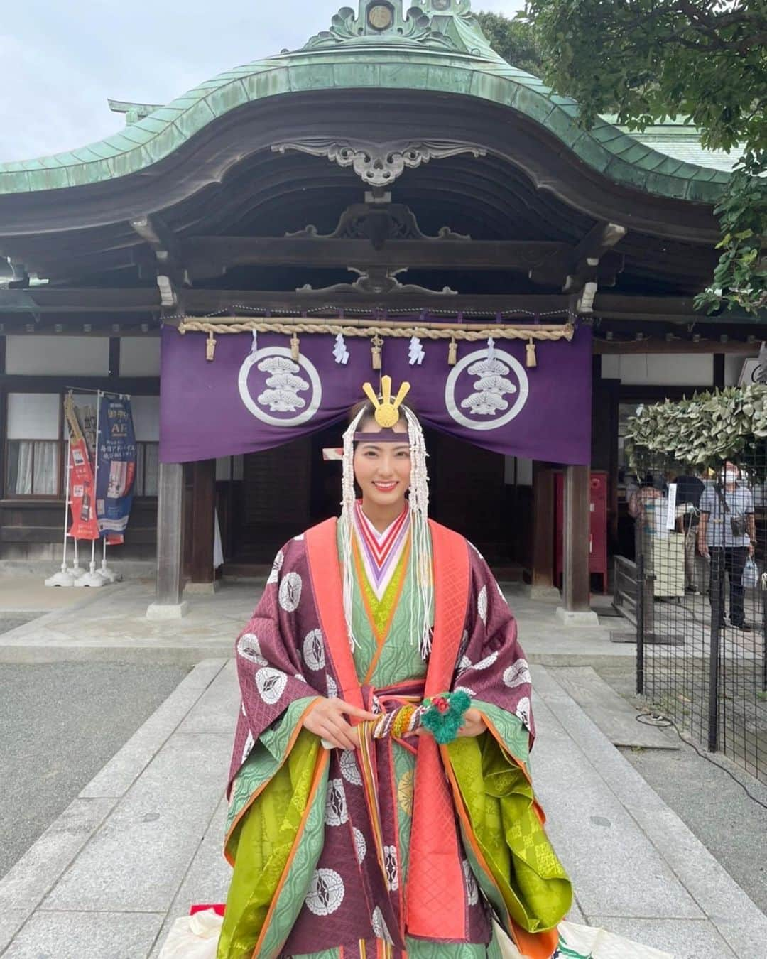 山下七子さんのインスタグラム写真 - (山下七子Instagram)「令和4年9月23日宮地嶽神社で行われた秋季大祭の今年の祭王を務めさせて頂きました🍂✨  歴代とても凄い方々が務められてきた祭王に私が任せて頂けるなんて本当に夢のようでした！！ そして実は歴代最年少の祭王でした✨ 十二単を着せて頂いている時にこのお祭りの歴史と共に一枚一枚の重みを感じました✨ 一大行列で宮地浜から神社まで約2km参道を上る際に沢山の方が手を振って下さって本当に嬉しかったです☺️☺️ 沢山のパワー頂きました☺️☺️ ありがとうございました！！！  宮地嶽三柱大神のご加護のもとで事に当たればどのような願いもかなうとして「何事にも打ち勝つ開運の神」として多くの方に信仰されているそうで私も自分の夢に向かって何事にも打ち勝ち一生懸命頑張りたいと思います✨  本当に光栄でした✨✨✨ 一生の宝物です✨✨✨  #宮地嶽神社 #宮地嶽神社秋季大祭#秋季大祭#秋季大祭祭王#祭王#宮地浜#お上り#福津市#神社#歴史#十二単」9月24日 21時35分 - yamashita_nanako