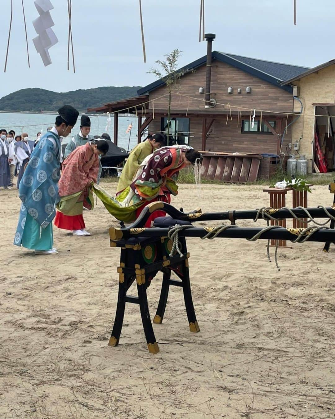 山下七子さんのインスタグラム写真 - (山下七子Instagram)「令和4年9月23日宮地嶽神社で行われた秋季大祭の今年の祭王を務めさせて頂きました🍂✨  歴代とても凄い方々が務められてきた祭王に私が任せて頂けるなんて本当に夢のようでした！！ そして実は歴代最年少の祭王でした✨ 十二単を着せて頂いている時にこのお祭りの歴史と共に一枚一枚の重みを感じました✨ 一大行列で宮地浜から神社まで約2km参道を上る際に沢山の方が手を振って下さって本当に嬉しかったです☺️☺️ 沢山のパワー頂きました☺️☺️ ありがとうございました！！！  宮地嶽三柱大神のご加護のもとで事に当たればどのような願いもかなうとして「何事にも打ち勝つ開運の神」として多くの方に信仰されているそうで私も自分の夢に向かって何事にも打ち勝ち一生懸命頑張りたいと思います✨  本当に光栄でした✨✨✨ 一生の宝物です✨✨✨  #宮地嶽神社 #宮地嶽神社秋季大祭#秋季大祭#秋季大祭祭王#祭王#宮地浜#お上り#福津市#神社#歴史#十二単」9月24日 21時35分 - yamashita_nanako