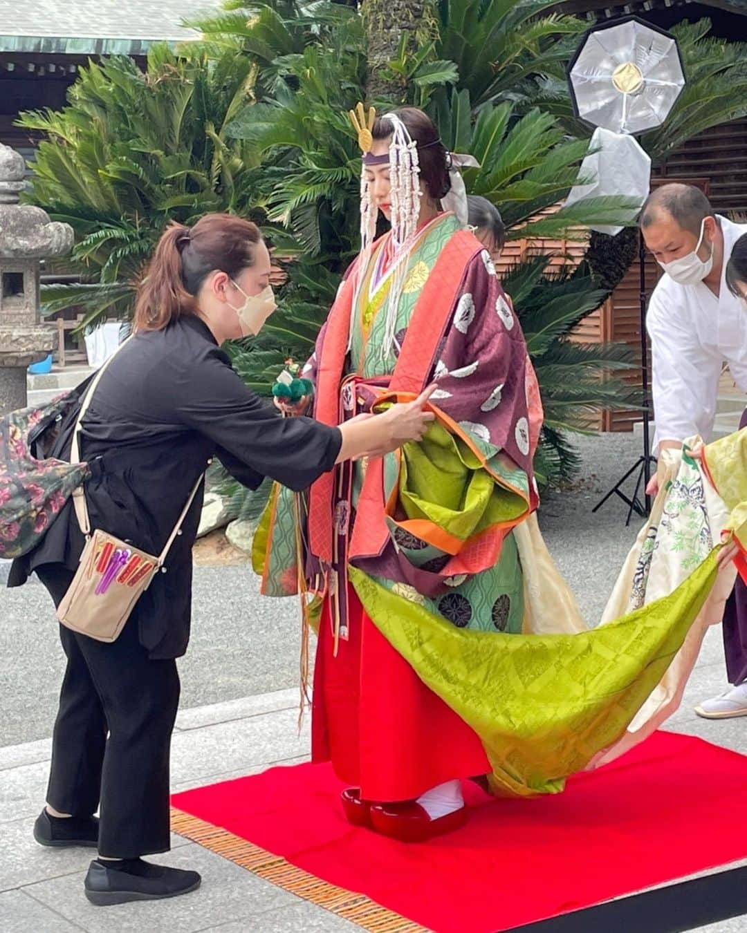 山下七子さんのインスタグラム写真 - (山下七子Instagram)「令和4年9月23日宮地嶽神社で行われた秋季大祭の今年の祭王を務めさせて頂きました🍂✨  歴代とても凄い方々が務められてきた祭王に私が任せて頂けるなんて本当に夢のようでした！！ そして実は歴代最年少の祭王でした✨ 十二単を着せて頂いている時にこのお祭りの歴史と共に一枚一枚の重みを感じました✨ 一大行列で宮地浜から神社まで約2km参道を上る際に沢山の方が手を振って下さって本当に嬉しかったです☺️☺️ 沢山のパワー頂きました☺️☺️ ありがとうございました！！！  宮地嶽三柱大神のご加護のもとで事に当たればどのような願いもかなうとして「何事にも打ち勝つ開運の神」として多くの方に信仰されているそうで私も自分の夢に向かって何事にも打ち勝ち一生懸命頑張りたいと思います✨  本当に光栄でした✨✨✨ 一生の宝物です✨✨✨  #宮地嶽神社 #宮地嶽神社秋季大祭#秋季大祭#秋季大祭祭王#祭王#宮地浜#お上り#福津市#神社#歴史#十二単」9月24日 21時35分 - yamashita_nanako