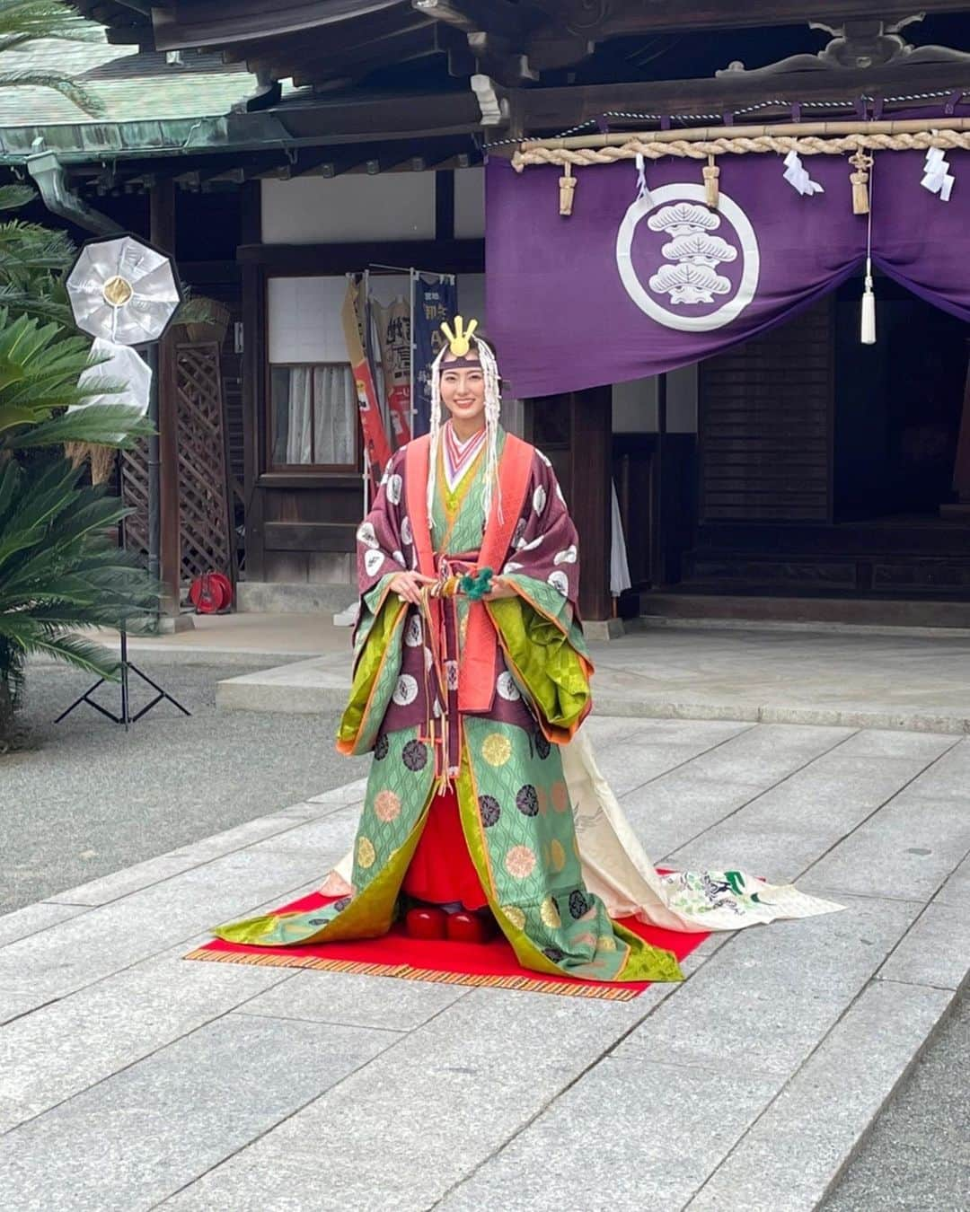 山下七子さんのインスタグラム写真 - (山下七子Instagram)「令和4年9月23日宮地嶽神社で行われた秋季大祭の今年の祭王を務めさせて頂きました🍂✨  歴代とても凄い方々が務められてきた祭王に私が任せて頂けるなんて本当に夢のようでした！！ そして実は歴代最年少の祭王でした✨ 十二単を着せて頂いている時にこのお祭りの歴史と共に一枚一枚の重みを感じました✨ 一大行列で宮地浜から神社まで約2km参道を上る際に沢山の方が手を振って下さって本当に嬉しかったです☺️☺️ 沢山のパワー頂きました☺️☺️ ありがとうございました！！！  宮地嶽三柱大神のご加護のもとで事に当たればどのような願いもかなうとして「何事にも打ち勝つ開運の神」として多くの方に信仰されているそうで私も自分の夢に向かって何事にも打ち勝ち一生懸命頑張りたいと思います✨  本当に光栄でした✨✨✨ 一生の宝物です✨✨✨  #宮地嶽神社 #宮地嶽神社秋季大祭#秋季大祭#秋季大祭祭王#祭王#宮地浜#お上り#福津市#神社#歴史#十二単」9月24日 21時35分 - yamashita_nanako