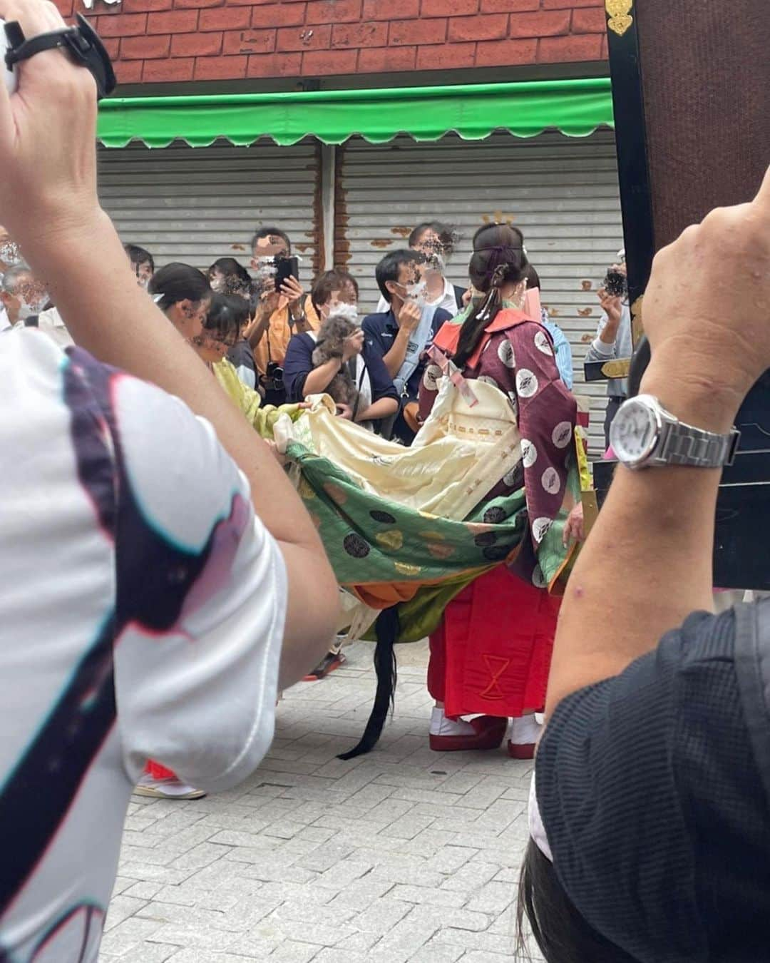 山下七子さんのインスタグラム写真 - (山下七子Instagram)「令和4年9月23日宮地嶽神社で行われた秋季大祭の今年の祭王を務めさせて頂きました🍂✨  歴代とても凄い方々が務められてきた祭王に私が任せて頂けるなんて本当に夢のようでした！！ そして実は歴代最年少の祭王でした✨ 十二単を着せて頂いている時にこのお祭りの歴史と共に一枚一枚の重みを感じました✨ 一大行列で宮地浜から神社まで約2km参道を上る際に沢山の方が手を振って下さって本当に嬉しかったです☺️☺️ 沢山のパワー頂きました☺️☺️ ありがとうございました！！！  宮地嶽三柱大神のご加護のもとで事に当たればどのような願いもかなうとして「何事にも打ち勝つ開運の神」として多くの方に信仰されているそうで私も自分の夢に向かって何事にも打ち勝ち一生懸命頑張りたいと思います✨  本当に光栄でした✨✨✨ 一生の宝物です✨✨✨  #宮地嶽神社 #宮地嶽神社秋季大祭#秋季大祭#秋季大祭祭王#祭王#宮地浜#お上り#福津市#神社#歴史#十二単」9月24日 21時35分 - yamashita_nanako