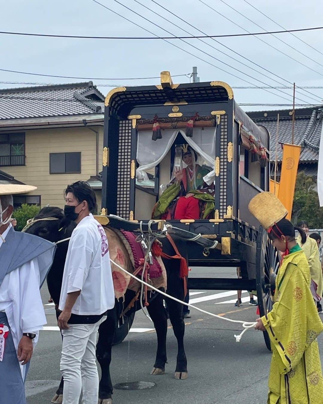 山下七子さんのインスタグラム写真 - (山下七子Instagram)「令和4年9月23日宮地嶽神社で行われた秋季大祭の今年の祭王を務めさせて頂きました🍂✨  歴代とても凄い方々が務められてきた祭王に私が任せて頂けるなんて本当に夢のようでした！！ そして実は歴代最年少の祭王でした✨ 十二単を着せて頂いている時にこのお祭りの歴史と共に一枚一枚の重みを感じました✨ 一大行列で宮地浜から神社まで約2km参道を上る際に沢山の方が手を振って下さって本当に嬉しかったです☺️☺️ 沢山のパワー頂きました☺️☺️ ありがとうございました！！！  宮地嶽三柱大神のご加護のもとで事に当たればどのような願いもかなうとして「何事にも打ち勝つ開運の神」として多くの方に信仰されているそうで私も自分の夢に向かって何事にも打ち勝ち一生懸命頑張りたいと思います✨  本当に光栄でした✨✨✨ 一生の宝物です✨✨✨  #宮地嶽神社 #宮地嶽神社秋季大祭#秋季大祭#秋季大祭祭王#祭王#宮地浜#お上り#福津市#神社#歴史#十二単」9月24日 21時35分 - yamashita_nanako