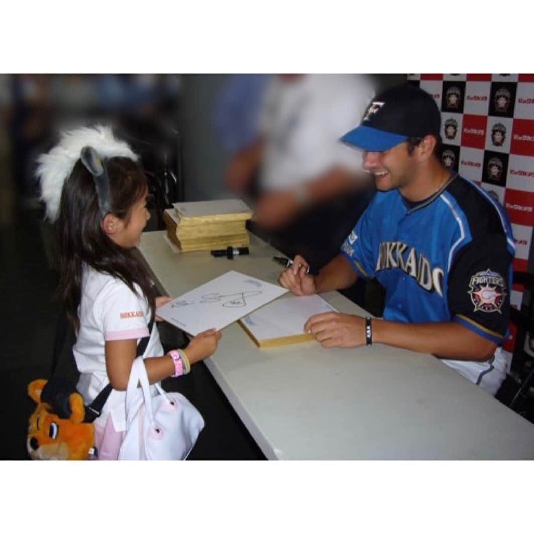 牧野真莉愛さんのインスタグラム写真 - (牧野真莉愛Instagram)「♡ ♡ 💕⚾️スウィーニーに会った⚾️💕 馬に乗った🐴💕 坪井智哉選手にボールもらった💙LOVE B☆Bに会った🐻💖 まりあYMCA踊った🎵→牛乳もらえなかった🥛😭※切り替わったスクリーン 稲葉弁当たべた🍱💕 ネッピー＆リプシーに会った🌈 札幌のお姉ちゃんたちに出会った💗💗 ･･･などなど 2007.8.18～22 札幌ドームの思い出❤️ つづく ♡ ♡  #LOVE新庄 ❤️ #lovefighters 🐻🐻🐿🦊 @fighters_official  #北海道日本ハムファイターズ 💖 @frep_the_fox  #札幌ドーム 🌈 #モーニング娘22 #morningmusume22 #牧野真莉愛」9月24日 22時57分 - maria_makino.official