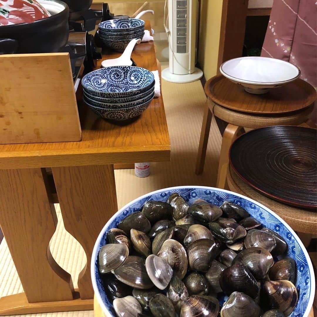 安藤優子さんのインスタグラム写真 - (安藤優子Instagram)「はまぐりー‼️  お早うございます‼️  昨日は蛤を食べに桑名まで。  毎年知人家族たちとワイワイ集まって蛤をいただいてきた、日の出さんに。  コロナで集まれなかったので、実に３年ぶりにお邪魔しました。  いつもは初夏にお伺いしていたのですが、今年はコロナの状況を見ながら９月の終わりになってしまいました。  ですが、やはりみんなで囲むテーブルは格別でした。  香り高いお出汁でしゃぶしゃぶされた蛤の豊かなお味。  堪能しました。  そして知人家族の子供たちの成長ぶりにカツモク‼️  先日お土産として買いに行った「ワンピース」のグッズのオマケにいただいたカードで、早速写真を撮ってくれました！（笑）  ささっとQRコードを操作してパチリ。  すごいな、生まれた時からスマホがある小学生。  楽しい、美味しいひとときでした。  ご馳走さまでした。  リンは我が家のスーパーお手伝いさんと、お留守番を担当してくれています。  ありがとね。  #桑名日の出  #はまぐり  #フレンチブルドッグ  #安藤優子」9月25日 6時43分 - yukoando0203