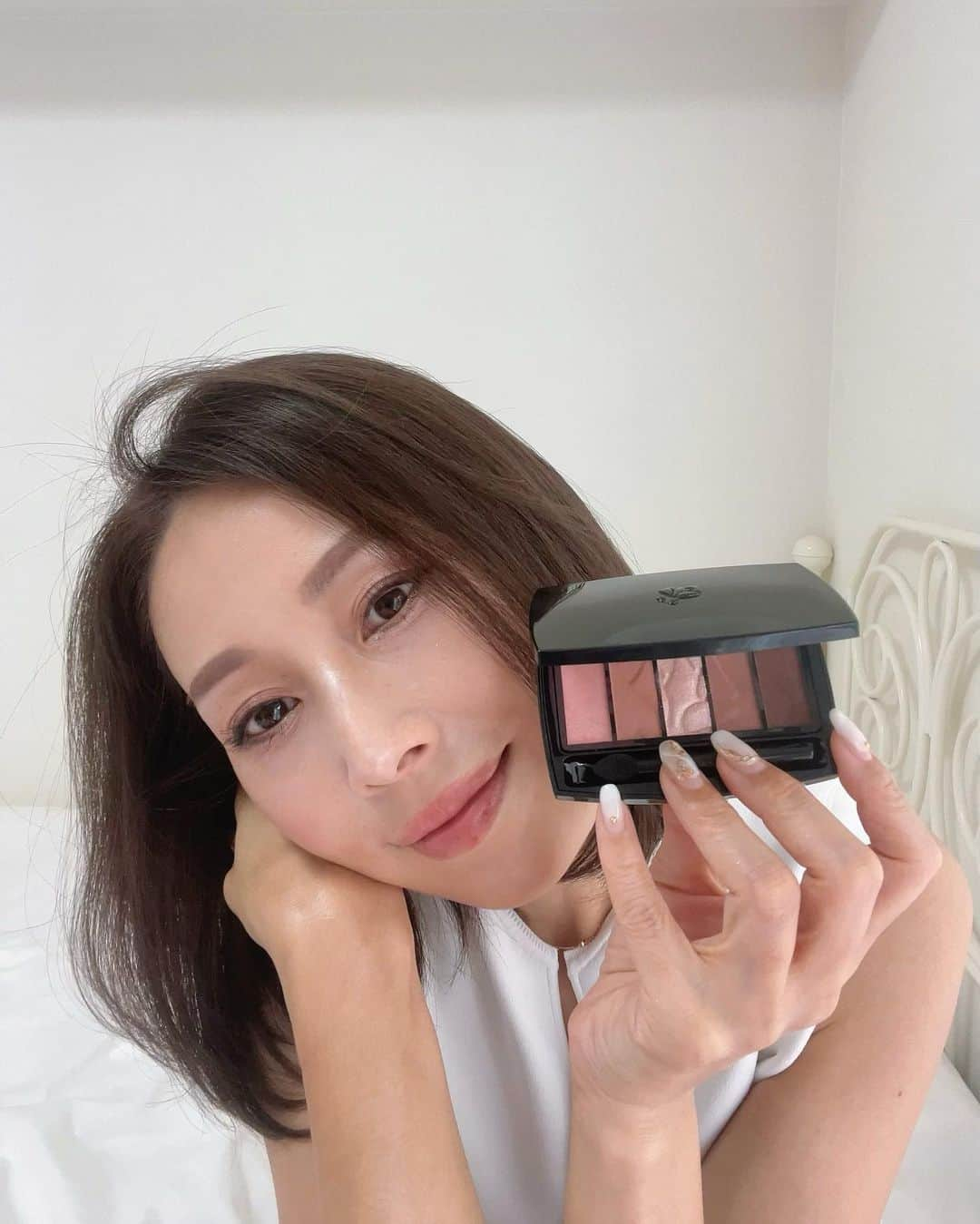 宮田綾子さんのインスタグラム写真 - (宮田綾子Instagram)「LANCOME秋のコレクションで秋の顔💄  7月1日発売 マスカラ「イプノ ドールアイ ウォータープルーフ N 」、アイシャドウ 「イプノパレット18」と、9月1日新発売の「ラプソリュ ルージュ インティマット274」をいただきました🍁 感動的な発色の良さはさすが✨いっきに秋の顔になれます！ いちばんのお気に入りはリップで、ケースが可愛いのはもちろん、マットな質感だけどふんわり柔らかな着け心地💋昔からランコムの香りも好き♩ @lancomeofficial   50歳 美容やファッションなどを投稿しています👖 -7kg痩せた毎日の食事やトレーニング動画はストーリーズにあります、フォローしてチェックしてみてね✔︎ @ayako__miyata ←16.5万フォロワー❤️いつもたくさんのコメントやDMありがとうございます❤️  #ランコム #イプノドールアイ #イプノパレット #ラプソリュルージュ #インティマット #gifted #アラフィフメイク #アラフィフ美容 #アラフォーメイク #アラフォー美容 #50代メイク #40代メイク #リップメイク #アイメイク #秋カラー #秋メイク #新作コスメ #コスメ紹介 #トレンドメイク #大人メイク」9月25日 8時18分 - ayako__miyata