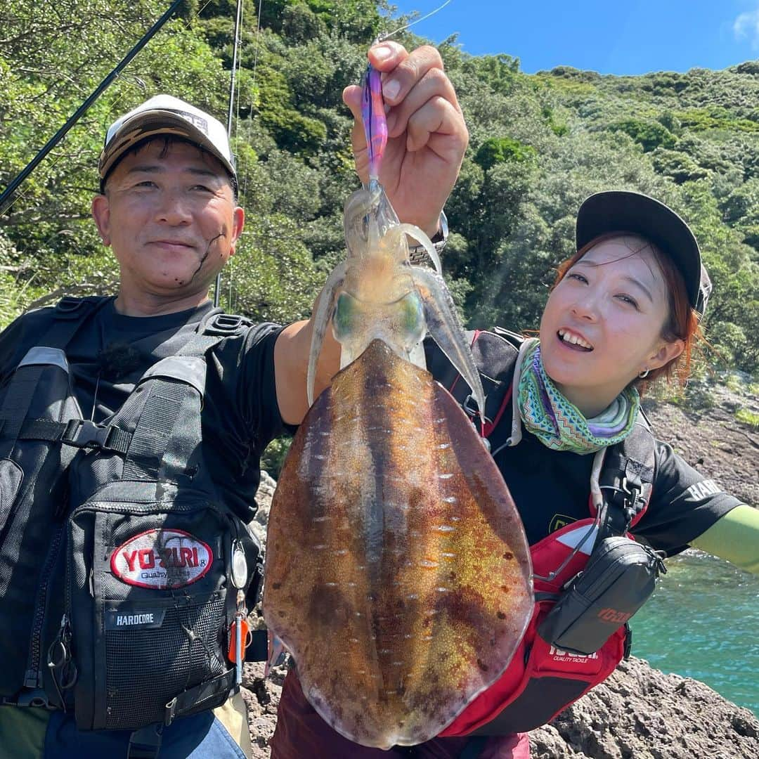 あさいあみさんのインスタグラム写真 - (あさいあみInstagram)「あみちゃんのもっと釣りたい🎣 毎週金曜配信しております❣️  只今の絶賛配信中動画は地元の先輩の仙波さんと福井県で和歌山県で秋イカエギング🦑  前編、後編の二話分となっております🦑  前編はあさいあみ編🦑 後編は仙波さんの倍返し編🦑  謎に2人で戦っております🤣🦑🦑🦑  今回のエギはアオリーQ3Dが大当たり🎯  秋イカは当たりが強くて季節的に1番好きなエギング🦑です❗️  皆様もエギング楽しんで、 絶賛キャンペーン中の ⁡ 【ヨーヅリエギ祭SNSキャンペーン2022秋】 ⁡参加してみてね🦑 豪華景品が当たりますよ〜✌️  ⁡ ⁡  詳しくは @duel_yozuri のHPをチェックお願い致します☺️ ⁡  #asian#Japanese#girl#instagood#ig_japan#ガチ釣りガール#釣りガール#釣り好き#ガチ釣り#アングラードル#duel#hardcore#yozuri#チームduel #あみちゃんのもっと釣りたい#あみ釣り#あさいあみ #fishing #fishinggirls#shimano# #zeque #釣り#낚시여자#갂시좋아#ヨーヅリエギ祭キャンペーン #和歌山#エギング#秋#ヨーヅリ」9月25日 12時03分 - asai_ami