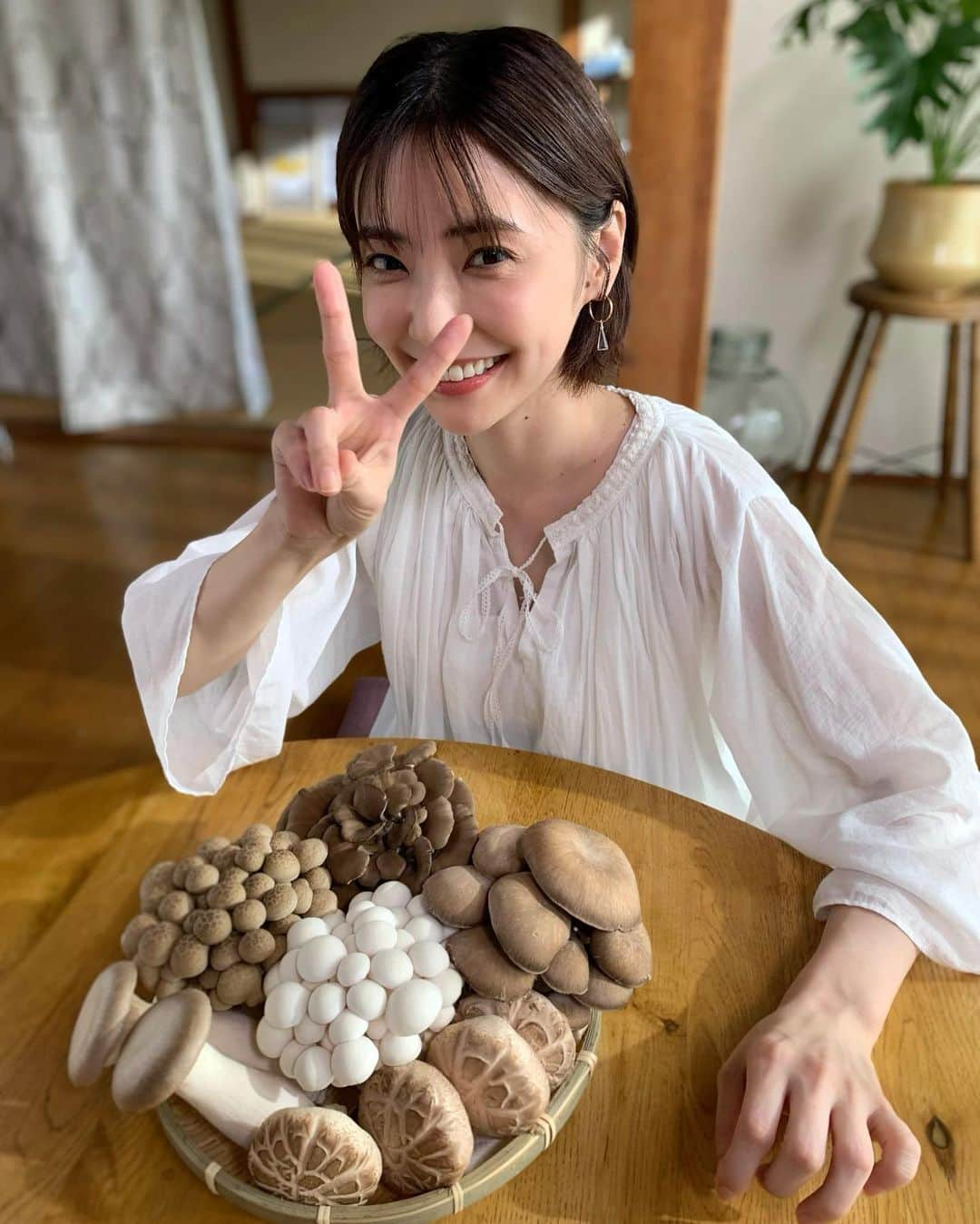 倉科カナさんのインスタグラム写真 - (倉科カナInstagram)「HOKTO   少しずつ肌寒くなってきて、 きのこの美味しい季節です^ ^ あったか〜い きのこ鍋もいいし、、 きのこのバター炒めも、 きのこのパスタもいいな♡ 是非お近くのスーパーでHOKTO(ホクト)の きのこをお求めくださいっ^ ^ 秋を感じますね^ ^  #hokto #秋」9月25日 13時22分 - kanakurashina_official