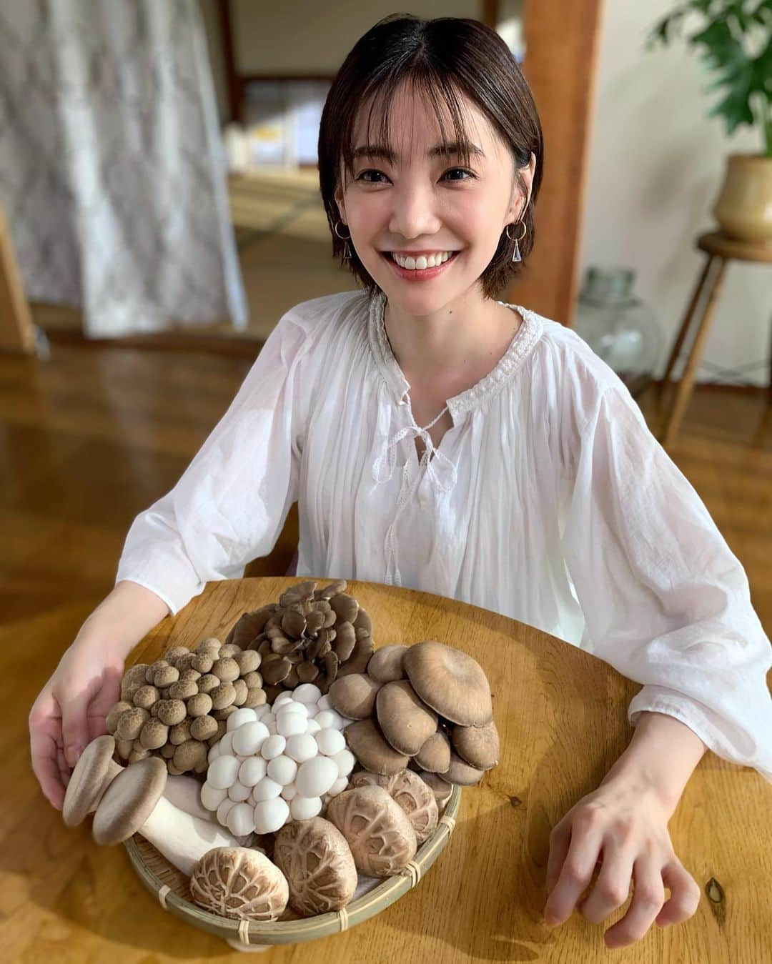 倉科カナさんのインスタグラム写真 - (倉科カナInstagram)「HOKTO   少しずつ肌寒くなってきて、 きのこの美味しい季節です^ ^ あったか〜い きのこ鍋もいいし、、 きのこのバター炒めも、 きのこのパスタもいいな♡ 是非お近くのスーパーでHOKTO(ホクト)の きのこをお求めくださいっ^ ^ 秋を感じますね^ ^  #hokto #秋」9月25日 13時22分 - kanakurashina_official