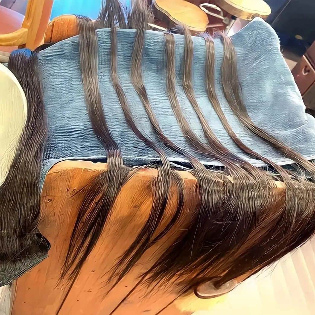 杉原杏璃さんのインスタグラム写真 - (杉原杏璃Instagram)「毛が沢山。  髪の毛の束。束。束。束。💇‍♀️  先日、これを⇧いつもお世話になってるY’sの松田さんに3時間かけてつけてもらいました✨お任せでお願いします🤲　という丸投げオーダーにいつもスペシャルな対応をしてくれて感謝です♡  久ーーーしぶりにエクステつけましたけど　重いw 何回か洗ったらもっと馴染むんですって  という事で来週から始まるお仕事のために、ロングヘアに！！  これで色んなバリエーションが撮れる♡  少しどうしようかと。。。不安もあったんですが、来週からがちょっと楽しみになりました📸♪  #グラビア #グラドル #グラビアアイドル #アイドル #杉原杏璃 #sugiharaanri #anrisugihara #株式投資 #資産運用 #不動産投資 #仮想通貨 #暗号資産 #投資アカデミー #投資セミナー #FX #NFT #ビットコイン #トレード #ロングヘアー #エクステ #美容室 #髪の毛」9月25日 14時44分 - anri.sugihara.anri