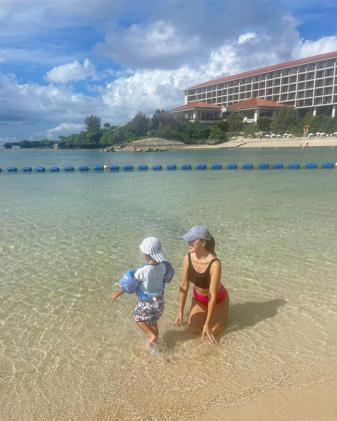 小川ひとみさんのインスタグラム写真 - (小川ひとみInstagram)「今回は1週間沖縄に滞在🌴 甥達が帰ってしまったので いつも滞在するホテルへ移動しました💓 前半の四日間ははバタバタとしていたので 後半は少しでものんびりしたいな🤭 それにしても綺麗な海🏖 お魚沢山見れましたよ❤️ #沖縄」9月25日 16時36分 - hitomy220