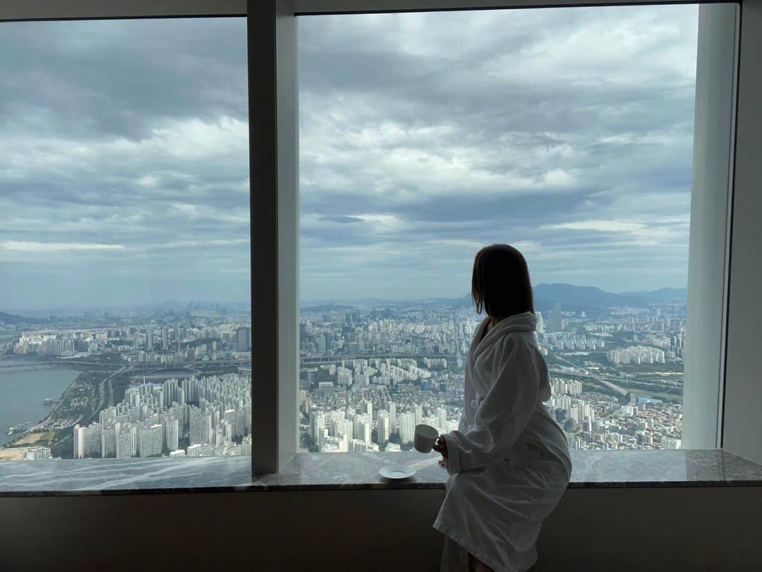 林村ゆかりさんのインスタグラム写真 - (林村ゆかりInstagram)「高所恐怖症でも時間が経てば楽しめる、良い眺めでした♡  こちらのホテル、東京タワーとスカイツリーの間くらいの高さのある建物です。香港のリッツが1位で2位がここらしいです。  #signielsoul#シグニエルソウル #シグニエル#ホテルステイ#hotelstay#韓国#韓国ホテル」9月25日 16時37分 - yukarice0