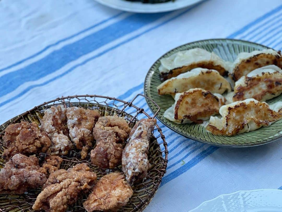 三浦瑠麗さんのインスタグラム写真 - (三浦瑠麗Instagram)「きょうのごはんは余った食材で唐揚げと餃子、焼き野菜。」9月25日 18時10分 - lullymiura