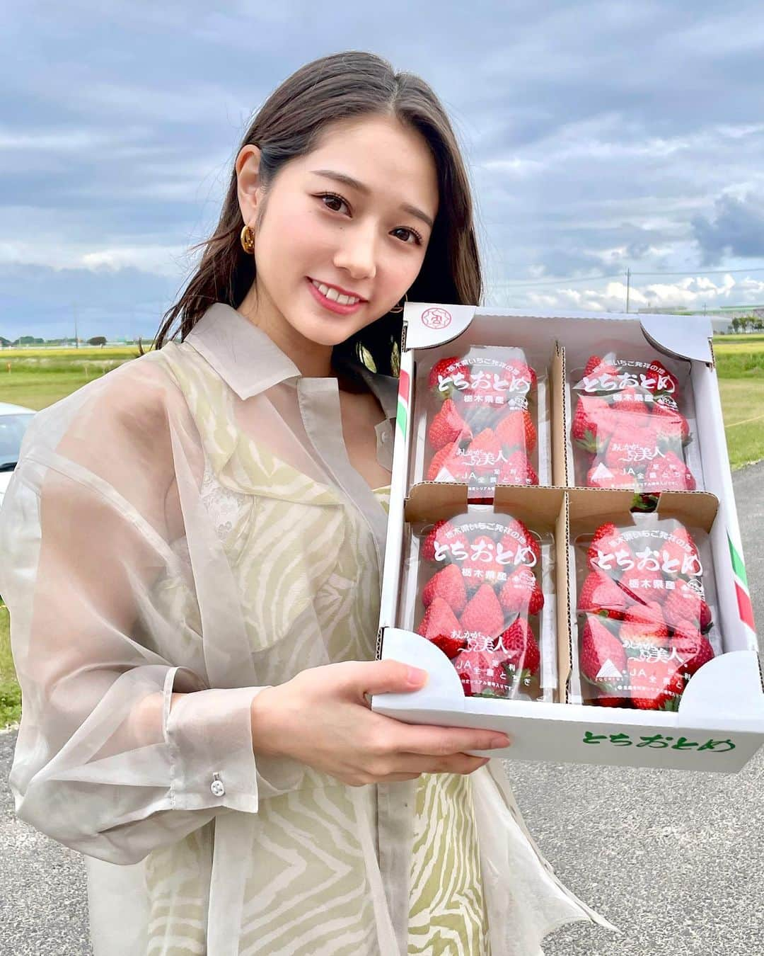 谷本安美さんのインスタグラム写真 - (谷本安美Instagram)「* 栃木行った帰りに 大好きないちご買えた😉🍓 ⁡ ⁡ ⁡ ⁡ ⁡ ⁡ ⁡ #ファッション #fashionstyle #服 #洋服 #fashionpost #ワンピース #ロザリームーン #rosarymoon #ピアス #ルイヴィトン #louisvuitton #ootd #カメラ #photo #photoshot #写真 #idol #ハロプロ#つばきファクトリー #谷本安美」9月25日 19時41分 - ami_tanimoto.official