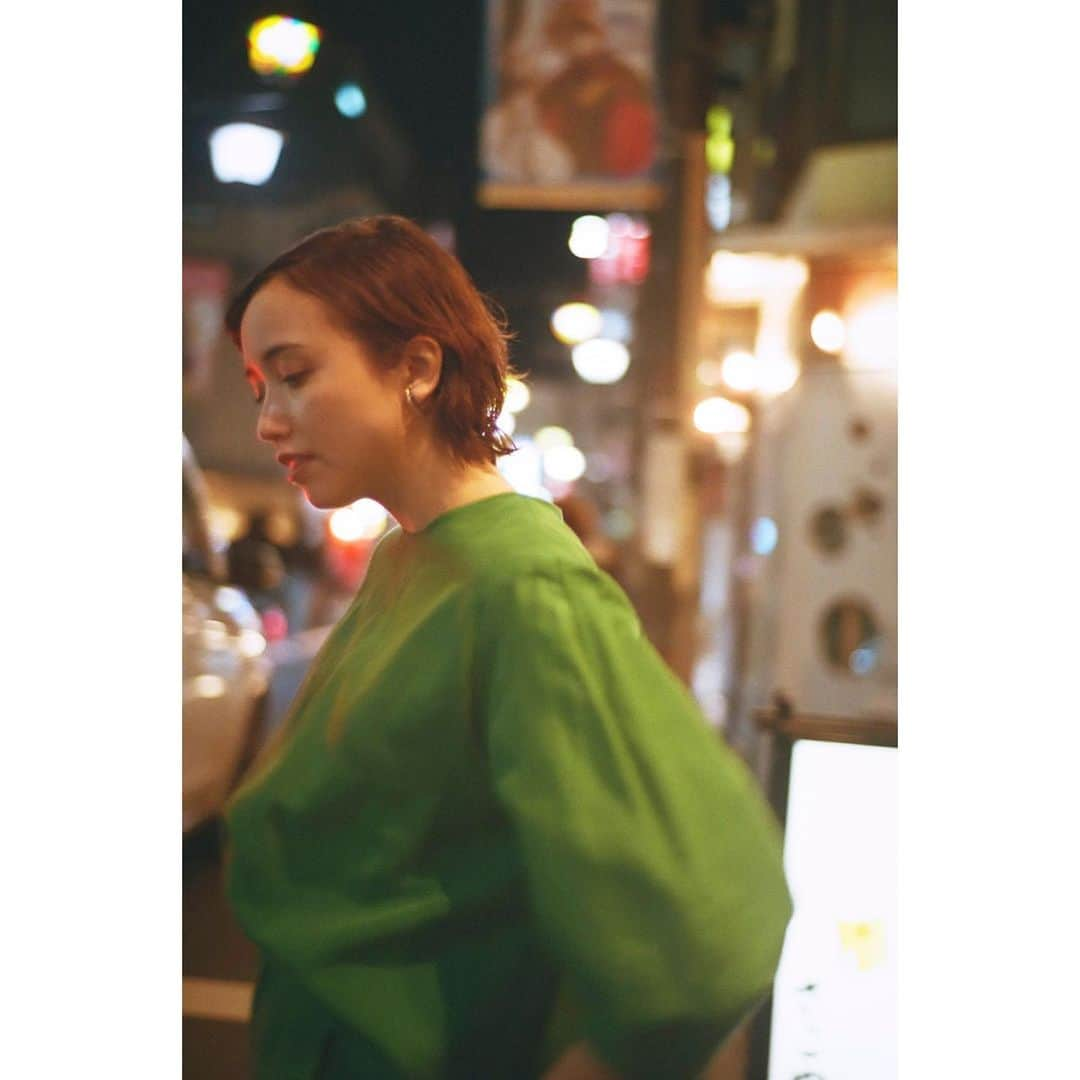 豊田エリーさんのインスタグラム写真 - (豊田エリーInstagram)「🐸🍃 イキウメ『天の敵』 公演期間も折り返し！ はじまると早いものです。  明日（9/26）は19時開演🕺 本多劇場にて心よりお待ちしております。  今回も作品撮りの写真を！ Photographer : #菊地史 さん Hair&makeup : #赤間直幸 さん Stylist : #井阪恵 さん Outfits : @marmors_official  #filmphotography」9月25日 20時04分 - ellie_toyota