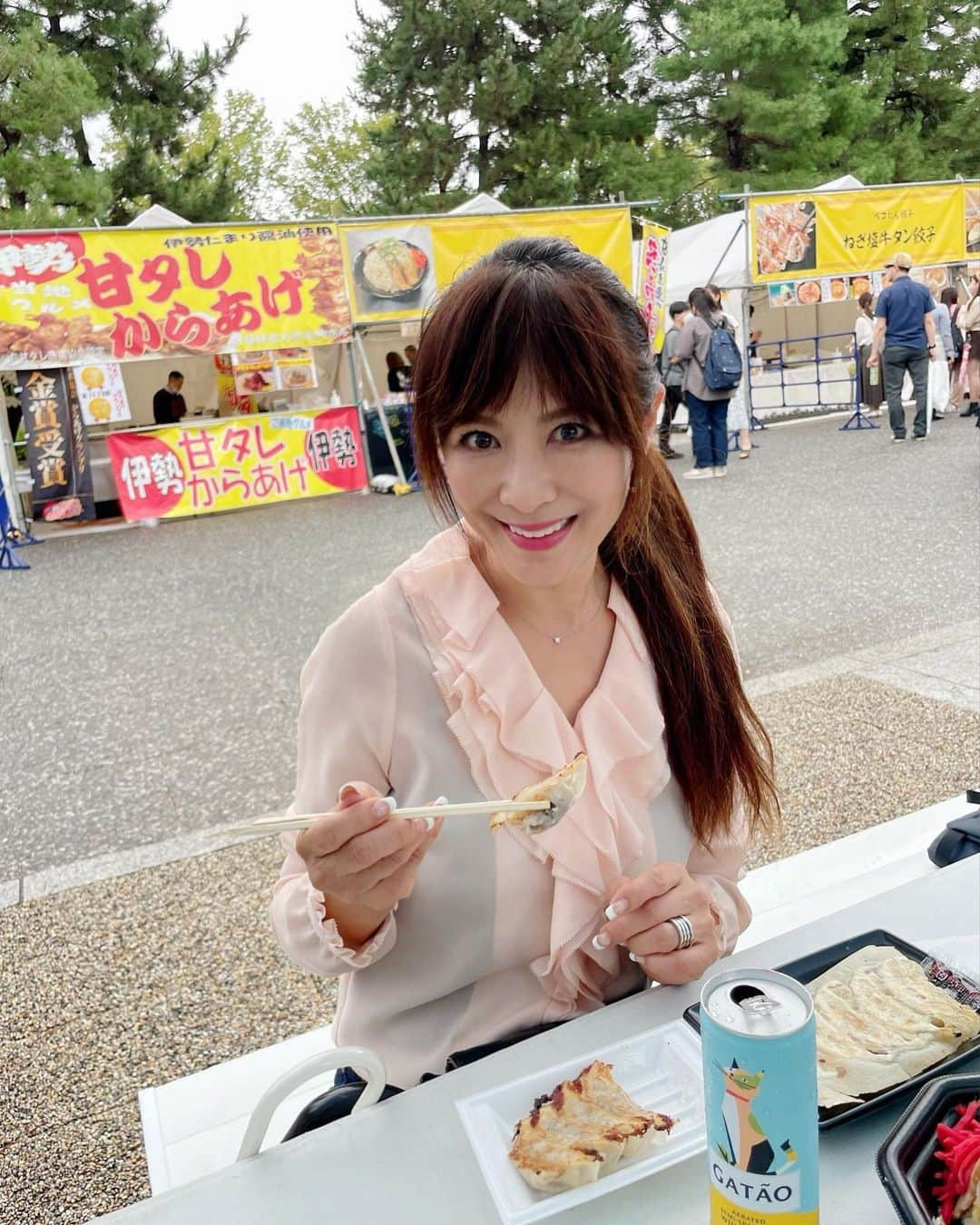 山田佳子さんのインスタグラム写真 - (山田佳子Instagram)「連休はいかがお過ごしでしたか？ 私は連休初日、 平安神宮へ参拝に行き、その後、フードフェスを楽しんできました😊 ⁡ #いろいろ #餃子 #食べ比べ #アツアツ #焼きたて #美味しかった #フードフェス #京都餃子大作戦」9月25日 20時13分 - yoshiko117