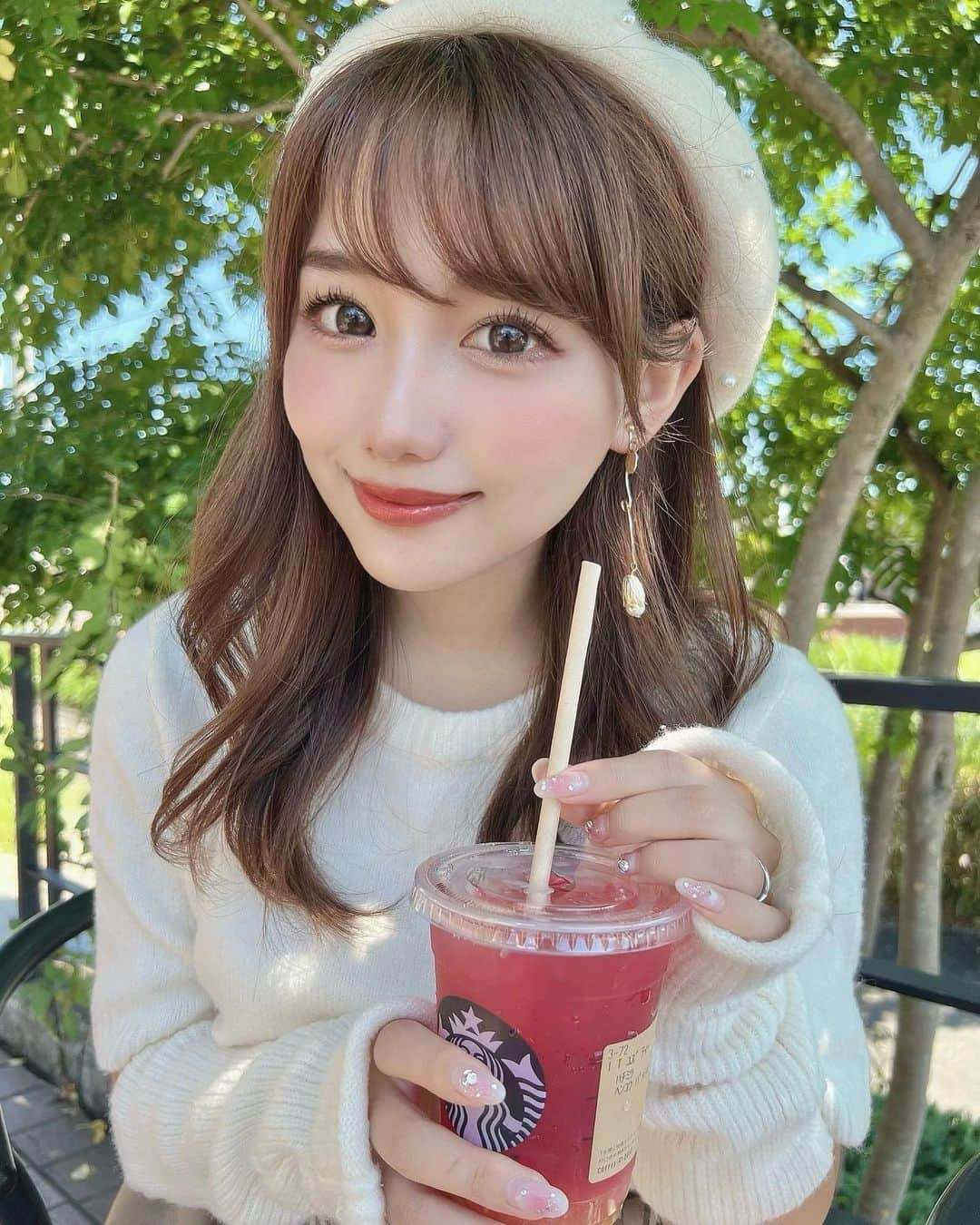 加藤里奈さんのインスタグラム写真 - (加藤里奈Instagram)「⋆  最近スタバで飲むのは、 里帆ちゃんに教えてもらってはまってる、 ゆずシトラスティーのカスタマイズ😌💗  パッションティー変更、 はちみつ追加、 アイス少なめにティー多め🫖 おすすめなのでやってみてね〜❤︎  この日のスカートは @sweemy_closet でゲットしたの😌 チェック柄が可愛い🤍  カラコンは @andmee_official のPUREです🥺  #ootd #fashion #instafood #instagram  #hairstyle #outfit #code #instafashion  #ファッション #撮影 #ヘアスタイル #ヘア  #コーディネート #コーデ #今日の服  #sweemycloset #andmee」9月25日 20時16分 - katoco0326