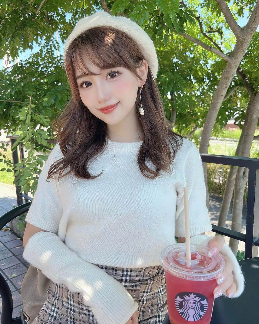 加藤里奈さんのインスタグラム写真 - (加藤里奈Instagram)「⋆  最近スタバで飲むのは、 里帆ちゃんに教えてもらってはまってる、 ゆずシトラスティーのカスタマイズ😌💗  パッションティー変更、 はちみつ追加、 アイス少なめにティー多め🫖 おすすめなのでやってみてね〜❤︎  この日のスカートは @sweemy_closet でゲットしたの😌 チェック柄が可愛い🤍  カラコンは @andmee_official のPUREです🥺  #ootd #fashion #instafood #instagram  #hairstyle #outfit #code #instafashion  #ファッション #撮影 #ヘアスタイル #ヘア  #コーディネート #コーデ #今日の服  #sweemycloset #andmee」9月25日 20時16分 - katoco0326