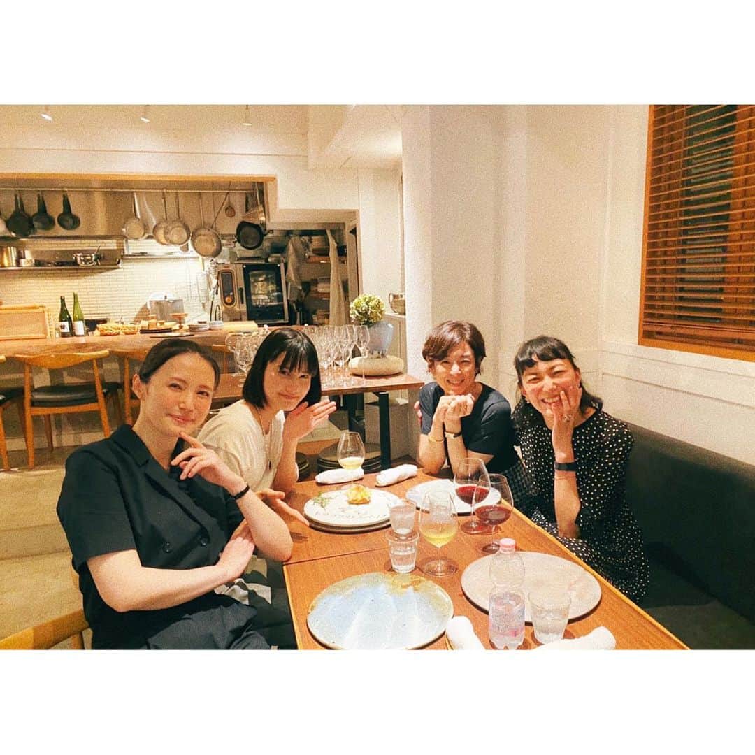 橋本愛さんのインスタグラム写真 - (橋本愛Instagram)「撮影も残すところあと少し、となったタイミングで  なんとお母さま方にお食事に連れて行っていただきまして😭✨✨  とっっても美味しいご飯と、サプライズで大好きな桃のタルトをいただいて  心もおなかも満たされて大変楽しく、嬉しい夜でした。  東京で友達を作りそびれてしまって早10年、(数人はいるけど！笑) こんな機会滅多にないので、とても嬉しかったです。本当にありがとうございました…！  また、ご縁がありますように。。☺️✨💖」9月25日 20時51分 - ai__hashimoto