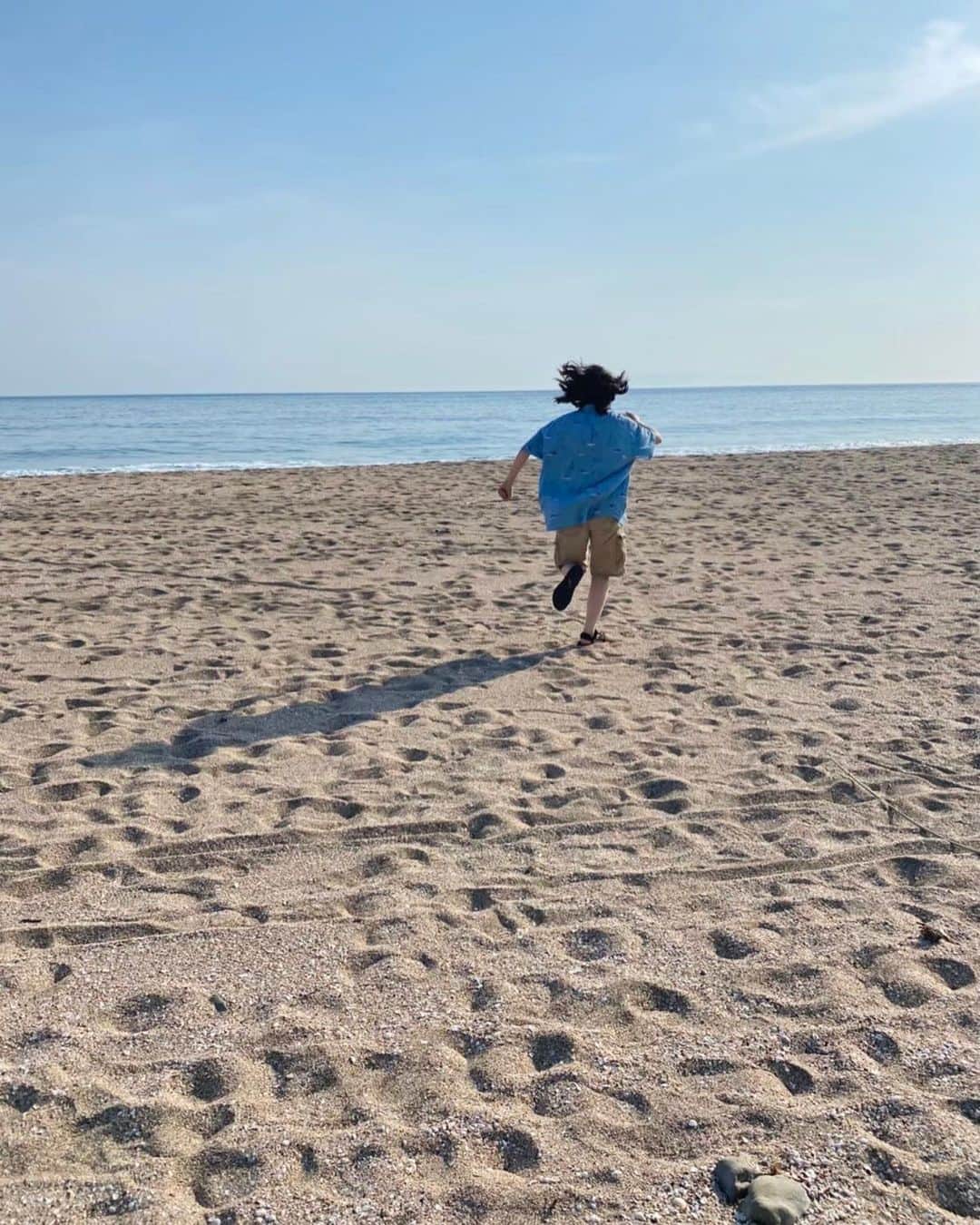 のん（能年玲奈）さんのインスタグラム写真 - (のん（能年玲奈）Instagram)「浜でのミー坊、オフショット。 水平線に向かって全力疾走。  #さかなのこ」9月25日 20時58分 - non_kamo_ne