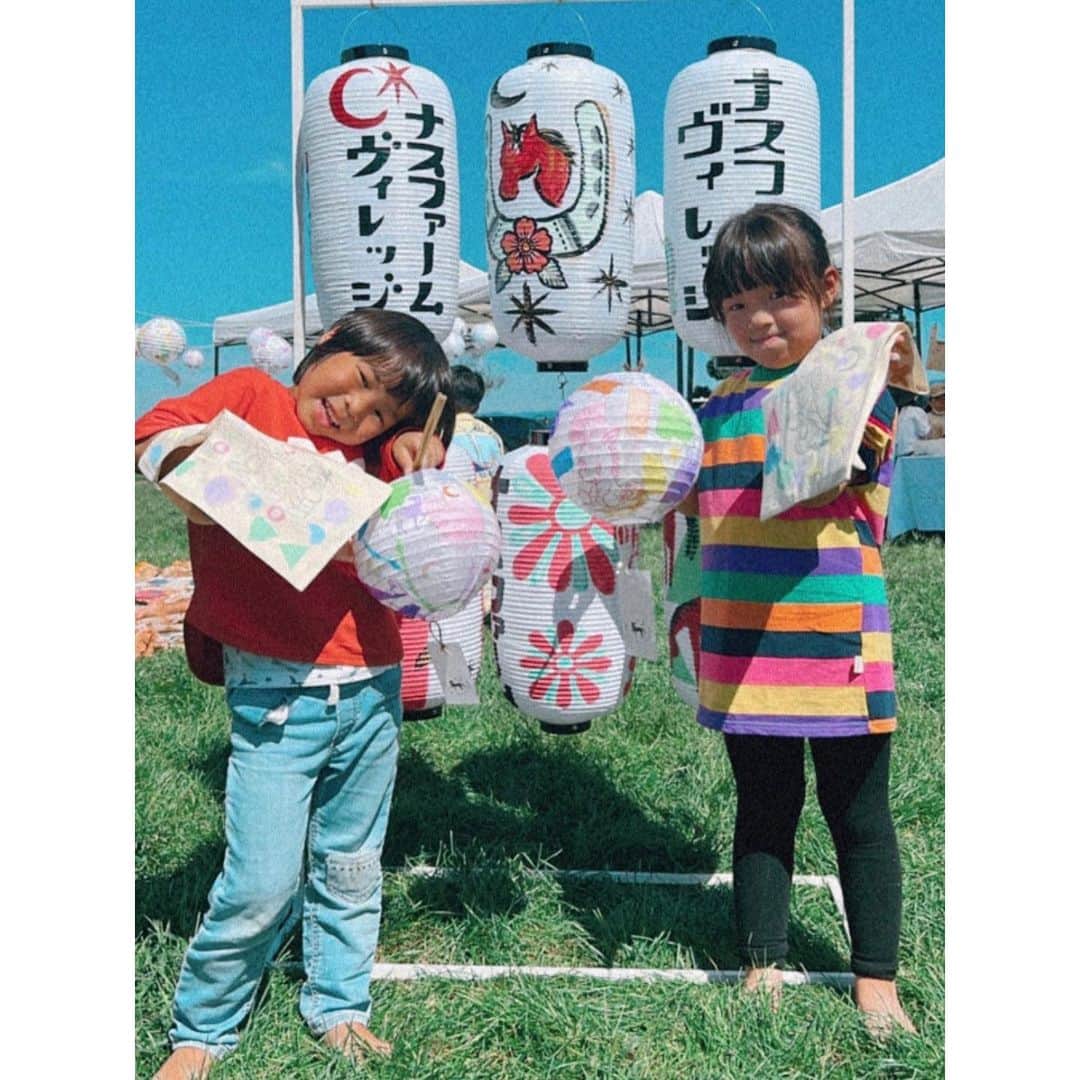 紗栄子さんのインスタグラム写真 - (紗栄子Instagram)「昨日、今日で @nasufarmvillage では提灯作りのワークショップが行われたのですが、沢山の子どもたちが参加してくれて、皆んなの笑顔が溢れる2日間となりました🥰💖🐴🌿  そして私はというと、本日「GOOD LIFE フェア みらいステージ 」にて子供達と共に、美しい地球の限られた資源を守るために自分たちに何が出来るのか、共に学ぶ機会をいただきました😌🌏🤲🏻  SDGsの取り組みは、自然や他者を想う思いやりの心がカタチになったものであり、みんなが自分事として捉え、出来ることから少しずつ取り組んでいくことが大切であると改めて感じました。  SDGsという言葉や取り組みを知っている子どもたちもたくさんいて、そんな子供たちから大人の私たちも沢山の刺激をもらい、未来を担う子どもたちの笑顔を守るためにも、個人としても、企業としても引き続きサスティナブルな取り組みを積極的に行っていきたいと思いました😌🤲🏻🫶🏻  そして、静岡では断水が続き、過酷な状況で過ごされているかたが沢山いらっしゃるとの情報が私の元にも届いております。   @_thinktheday としても支援物資のお届けを考えており、今は行政からの連絡を待っている状況ですが、皆様の日常が1日でも早く戻ることをお祈りしながら、必要物資が一刻も早くお届けできるよう、引き続き受け取り先を探したいと思います。」9月25日 20時59分 - saekoofficial
