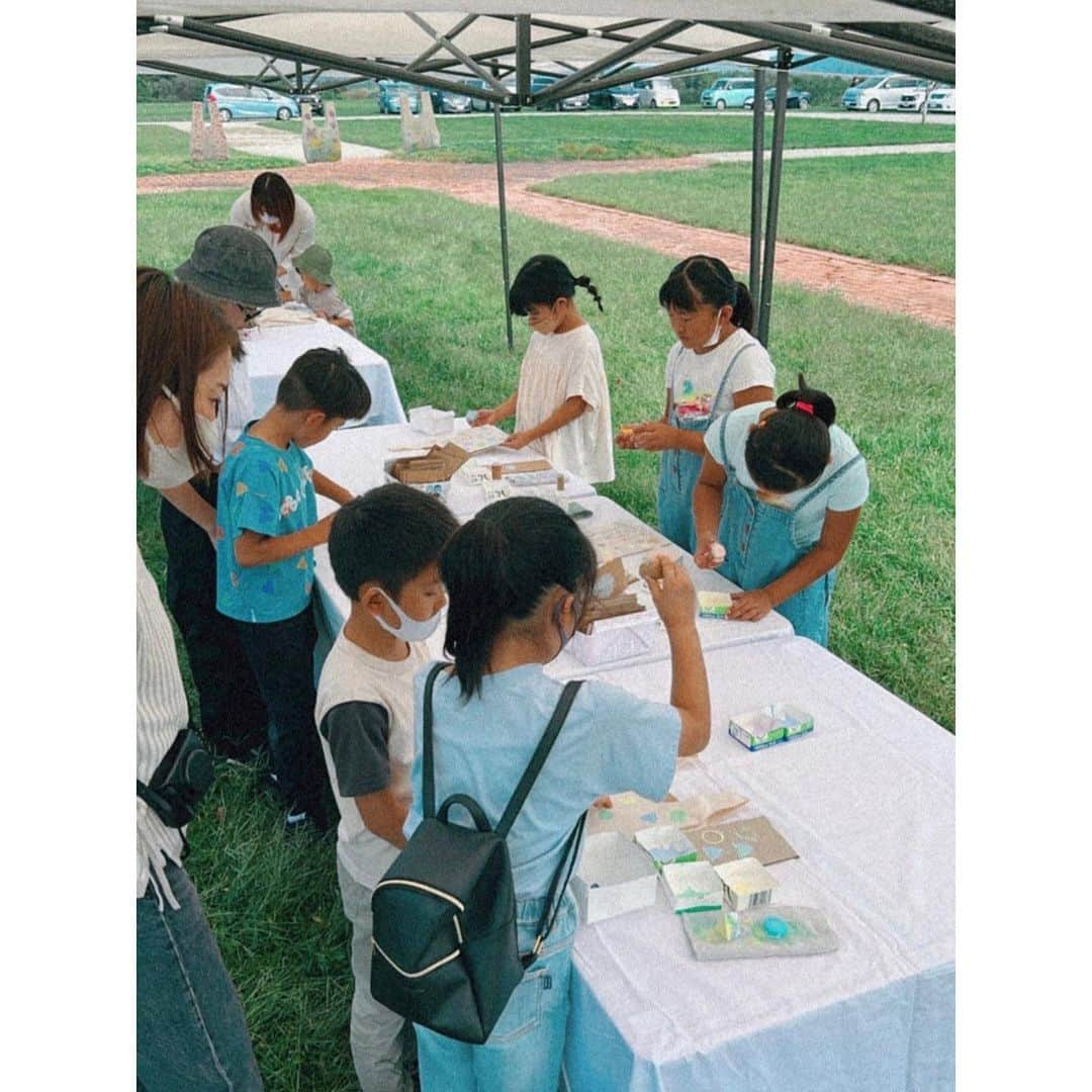 紗栄子さんのインスタグラム写真 - (紗栄子Instagram)「昨日、今日で @nasufarmvillage では提灯作りのワークショップが行われたのですが、沢山の子どもたちが参加してくれて、皆んなの笑顔が溢れる2日間となりました🥰💖🐴🌿  そして私はというと、本日「GOOD LIFE フェア みらいステージ 」にて子供達と共に、美しい地球の限られた資源を守るために自分たちに何が出来るのか、共に学ぶ機会をいただきました😌🌏🤲🏻  SDGsの取り組みは、自然や他者を想う思いやりの心がカタチになったものであり、みんなが自分事として捉え、出来ることから少しずつ取り組んでいくことが大切であると改めて感じました。  SDGsという言葉や取り組みを知っている子どもたちもたくさんいて、そんな子供たちから大人の私たちも沢山の刺激をもらい、未来を担う子どもたちの笑顔を守るためにも、個人としても、企業としても引き続きサスティナブルな取り組みを積極的に行っていきたいと思いました😌🤲🏻🫶🏻  そして、静岡では断水が続き、過酷な状況で過ごされているかたが沢山いらっしゃるとの情報が私の元にも届いております。   @_thinktheday としても支援物資のお届けを考えており、今は行政からの連絡を待っている状況ですが、皆様の日常が1日でも早く戻ることをお祈りしながら、必要物資が一刻も早くお届けできるよう、引き続き受け取り先を探したいと思います。」9月25日 20時59分 - saekoofficial