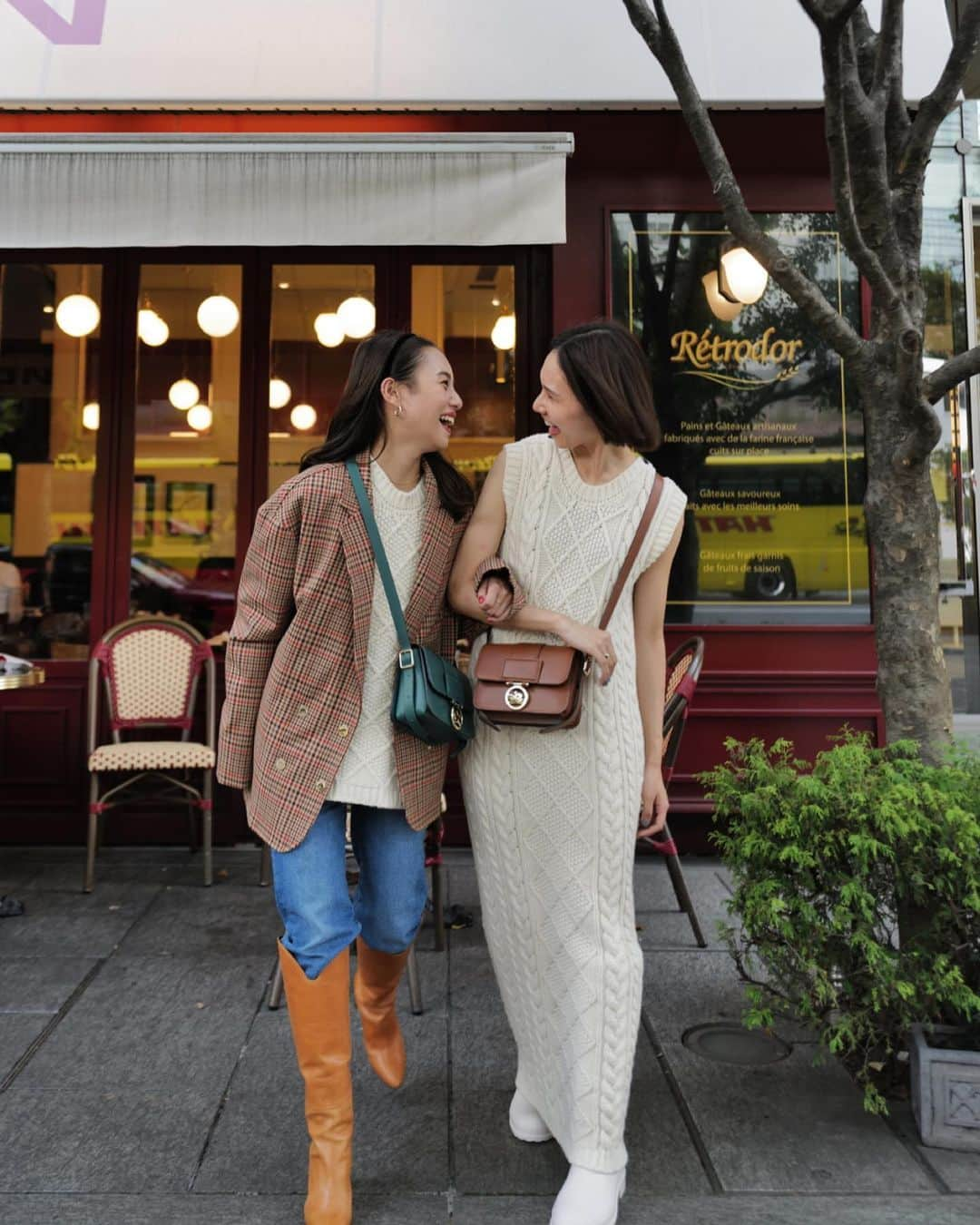 伊原葵さんのインスタグラム写真 - (伊原葵Instagram)「CAFE TIME☕️♥️✨  少しずつ暑さもなくなってきたから、テラスでカフェタイム！  いつもこんな感じで笑ってる🤣 この写真を見返すだけで、楽しかった思い出が蘇る〜✨  コーデも秋仕様に〜🍂@longchamp にお揃いで"ボックス-トロット"のバッグを頂いたので、合わせてみたよ👜  この日はカフェだったから、ラフにジャケットスタイルにもワンピーススタイルにも合う、差し色にもなるバッグ♡  これからの季節にもぴったり✨  みんなもお揃いしよ？✌🏻  #LongchampFW22 #ad #LongchampBoxTrot #ロンシャン」9月25日 21時02分 - aoi186