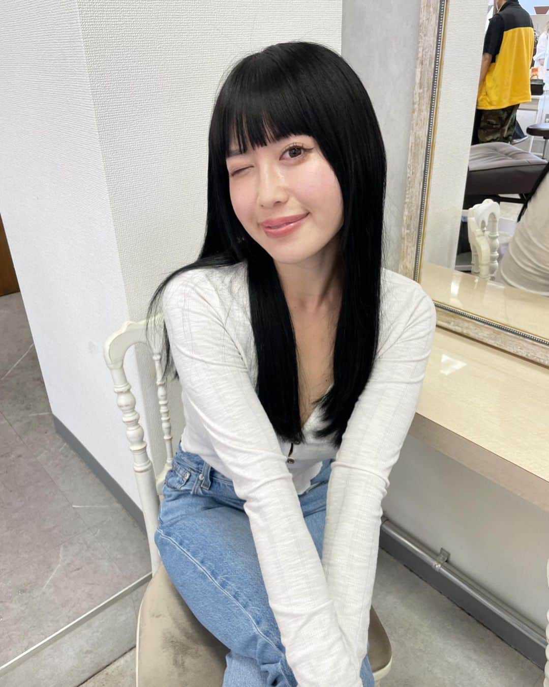 柚月瀬那さんのインスタグラム写真 - (柚月瀬那Instagram)「初めてのプルエクは安心できる @aoi_no_hairs さんのところで🫶🏻正直問題、毛質も最高⭐︎めちゃ馴染む。 同い年の @w___0819 さんにつけてもらった🥹良すぎて感動。 京都で2年前くらいにシールエクステはつけたことあるけど、私マツエクもシール系も自分の爪で剥がすのが楽しくなる癖があって😭シールエクステとかだと自力で取ってしまうから、、、絶対自力で取れないプルエクにしました👌🏻💠💠💠 地毛をわざと残して中華美女系の姫カットにしてもらえて幸🙏🏻ありがとうございました❗️  #プルエク　#エクステ　#hairextensions #hairextensionspecialist #プルエク秋葉原」9月25日 21時46分 - iam13dearu