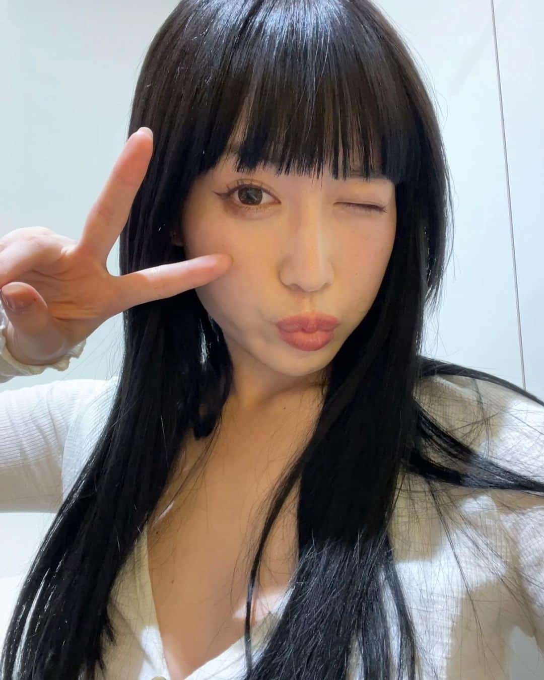 柚月瀬那さんのインスタグラム写真 - (柚月瀬那Instagram)「初めてのプルエクは安心できる @aoi_no_hairs さんのところで🫶🏻正直問題、毛質も最高⭐︎めちゃ馴染む。 同い年の @w___0819 さんにつけてもらった🥹良すぎて感動。 京都で2年前くらいにシールエクステはつけたことあるけど、私マツエクもシール系も自分の爪で剥がすのが楽しくなる癖があって😭シールエクステとかだと自力で取ってしまうから、、、絶対自力で取れないプルエクにしました👌🏻💠💠💠 地毛をわざと残して中華美女系の姫カットにしてもらえて幸🙏🏻ありがとうございました❗️  #プルエク　#エクステ　#hairextensions #hairextensionspecialist #プルエク秋葉原」9月25日 21時46分 - iam13dearu