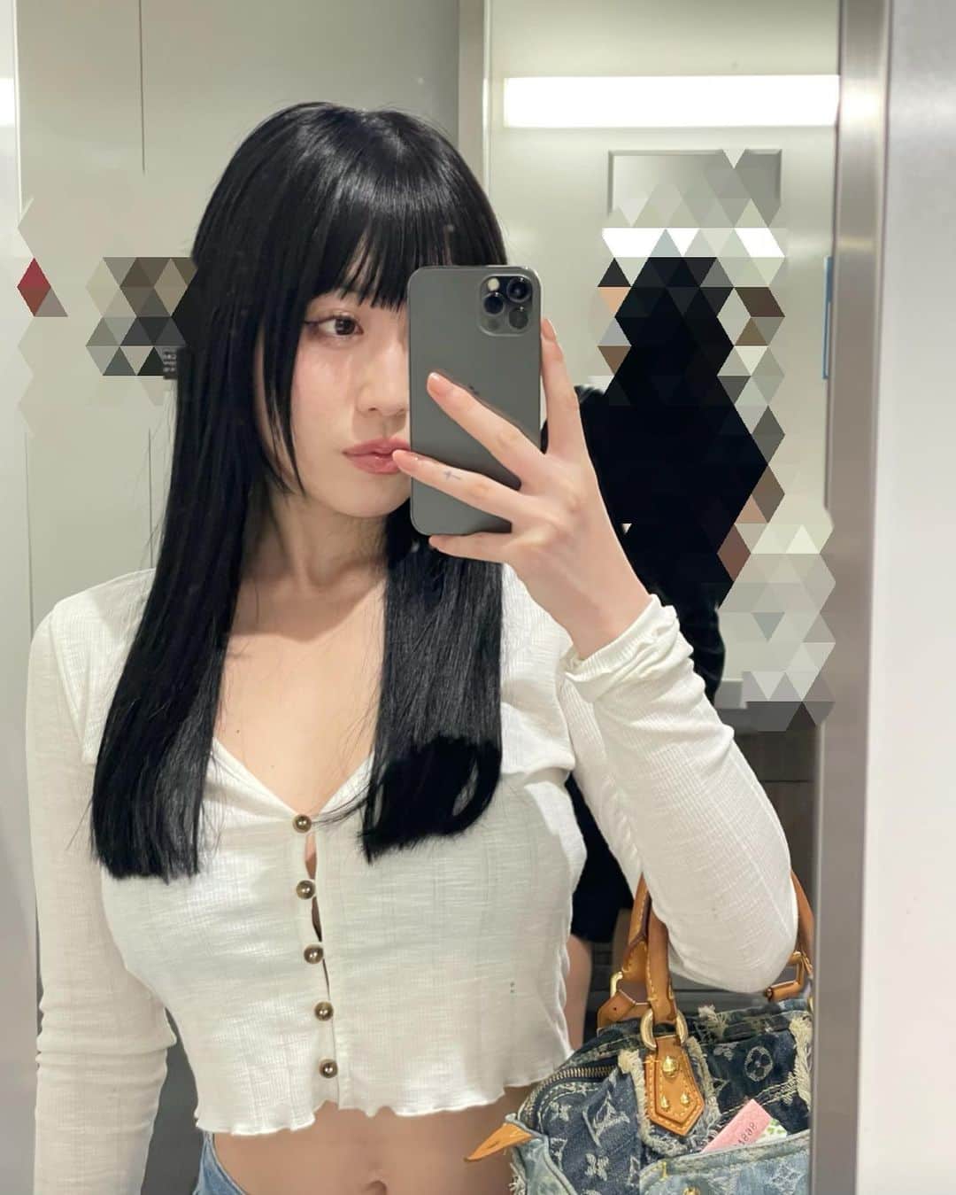 柚月瀬那さんのインスタグラム写真 - (柚月瀬那Instagram)「初めてのプルエクは安心できる @aoi_no_hairs さんのところで🫶🏻正直問題、毛質も最高⭐︎めちゃ馴染む。 同い年の @w___0819 さんにつけてもらった🥹良すぎて感動。 京都で2年前くらいにシールエクステはつけたことあるけど、私マツエクもシール系も自分の爪で剥がすのが楽しくなる癖があって😭シールエクステとかだと自力で取ってしまうから、、、絶対自力で取れないプルエクにしました👌🏻💠💠💠 地毛をわざと残して中華美女系の姫カットにしてもらえて幸🙏🏻ありがとうございました❗️  #プルエク　#エクステ　#hairextensions #hairextensionspecialist #プルエク秋葉原」9月25日 21時46分 - iam13dearu