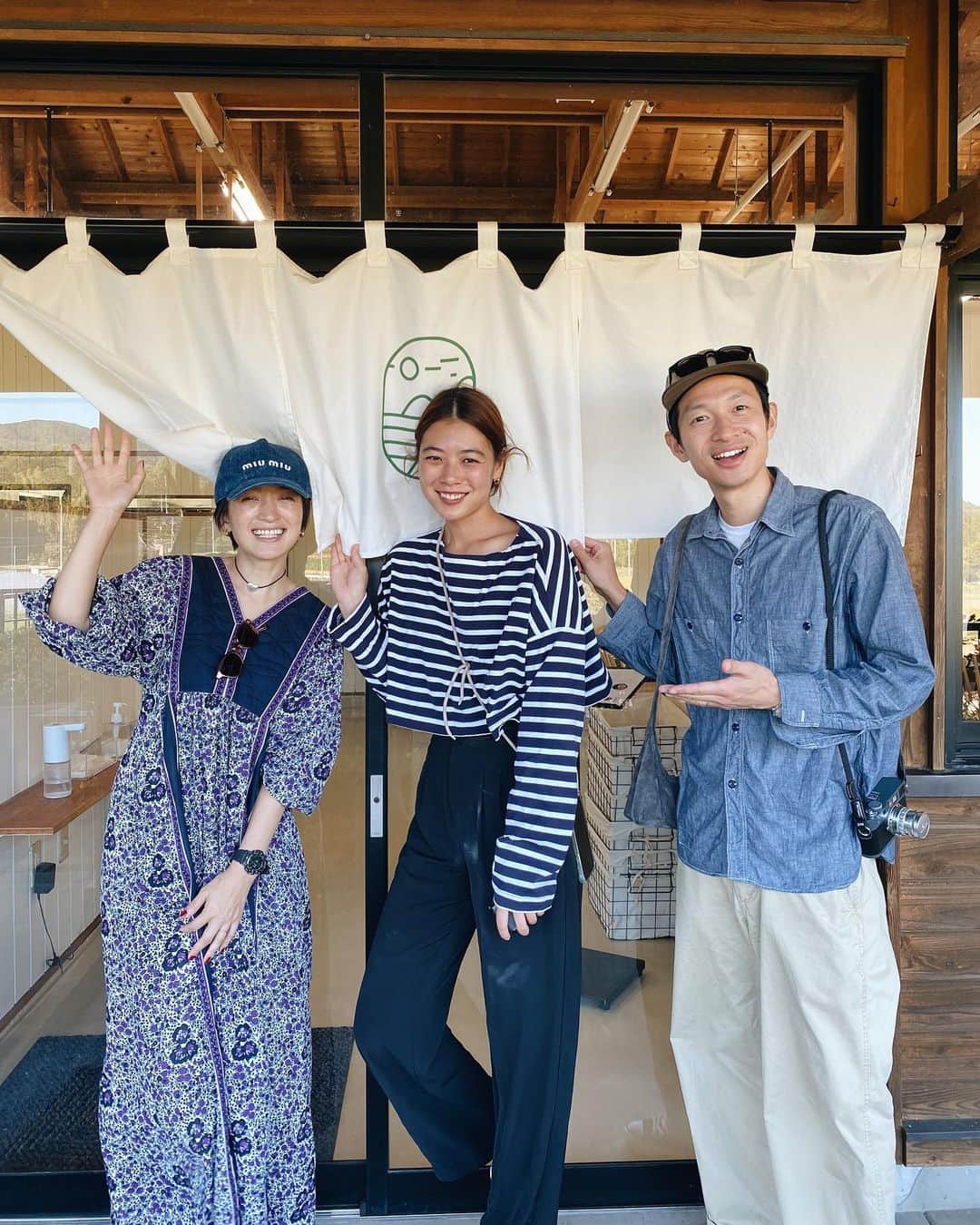高山都さんのインスタグラム写真 - (高山都Instagram)「連休最終日は茨城県は笠間市の笠間クラインガルテンへ。 そこに、友人の浅野美奈弥ちゃん @minami_asano が手がける @takemefarm がオープンしたので行ってきました。 農園で野菜を収穫したり🫑栗拾いしたり🌰土と植物と食物がとっても近く、作り手さんの愛と情熱が感じられる場所です。 採れたての無農薬ピーマンのジューシーで美味しいこと！ 畑でも、その場でかじり、旨い！感動！ BBQ中もソーセージのお供に生でポリポリ。 レストランの中では @minayainc の定食やカレーも食べられたり、オススメの調味料や道具を買えたり、とにかくワクワクがおさまらない場所でした。 みなみちゃん達が夏の間せっせと自分達で手がけたお店は、とても温かくアットホームな雰囲気。 泊まれる施設もあるから、今度はみんなでワイワイと一泊したいねーなんて帰りの車中で話したのでした。 夫は美味しいみかんジュースでニコニコしてた🍊 ワタシは楽しいワインで帰りの車中夢の中。 あーー、また、素敵な遊び場に出会ってしまった😉🥹🌈✨  たくさん質問が来たワンピースは @pasand_by_nequittezpas です。  それにしても、目標に向かって行動し、ちゃんとカタチにしてるみなみちゃんの生き方はとてもカッコいいし、キラキラしてて美しかった。 みなみちゃん、笠間に素敵なお店！おめでとう！！」9月25日 22時48分 - miyare38