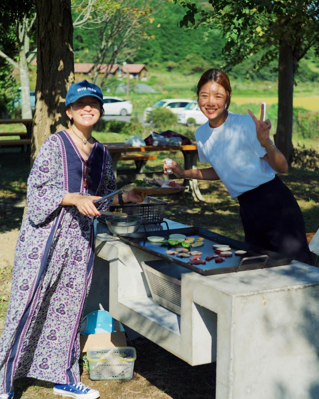 高山都さんのインスタグラム写真 - (高山都Instagram)「連休最終日は茨城県は笠間市の笠間クラインガルテンへ。 そこに、友人の浅野美奈弥ちゃん @minami_asano が手がける @takemefarm がオープンしたので行ってきました。 農園で野菜を収穫したり🫑栗拾いしたり🌰土と植物と食物がとっても近く、作り手さんの愛と情熱が感じられる場所です。 採れたての無農薬ピーマンのジューシーで美味しいこと！ 畑でも、その場でかじり、旨い！感動！ BBQ中もソーセージのお供に生でポリポリ。 レストランの中では @minayainc の定食やカレーも食べられたり、オススメの調味料や道具を買えたり、とにかくワクワクがおさまらない場所でした。 みなみちゃん達が夏の間せっせと自分達で手がけたお店は、とても温かくアットホームな雰囲気。 泊まれる施設もあるから、今度はみんなでワイワイと一泊したいねーなんて帰りの車中で話したのでした。 夫は美味しいみかんジュースでニコニコしてた🍊 ワタシは楽しいワインで帰りの車中夢の中。 あーー、また、素敵な遊び場に出会ってしまった😉🥹🌈✨  たくさん質問が来たワンピースは @pasand_by_nequittezpas です。  それにしても、目標に向かって行動し、ちゃんとカタチにしてるみなみちゃんの生き方はとてもカッコいいし、キラキラしてて美しかった。 みなみちゃん、笠間に素敵なお店！おめでとう！！」9月25日 22時48分 - miyare38