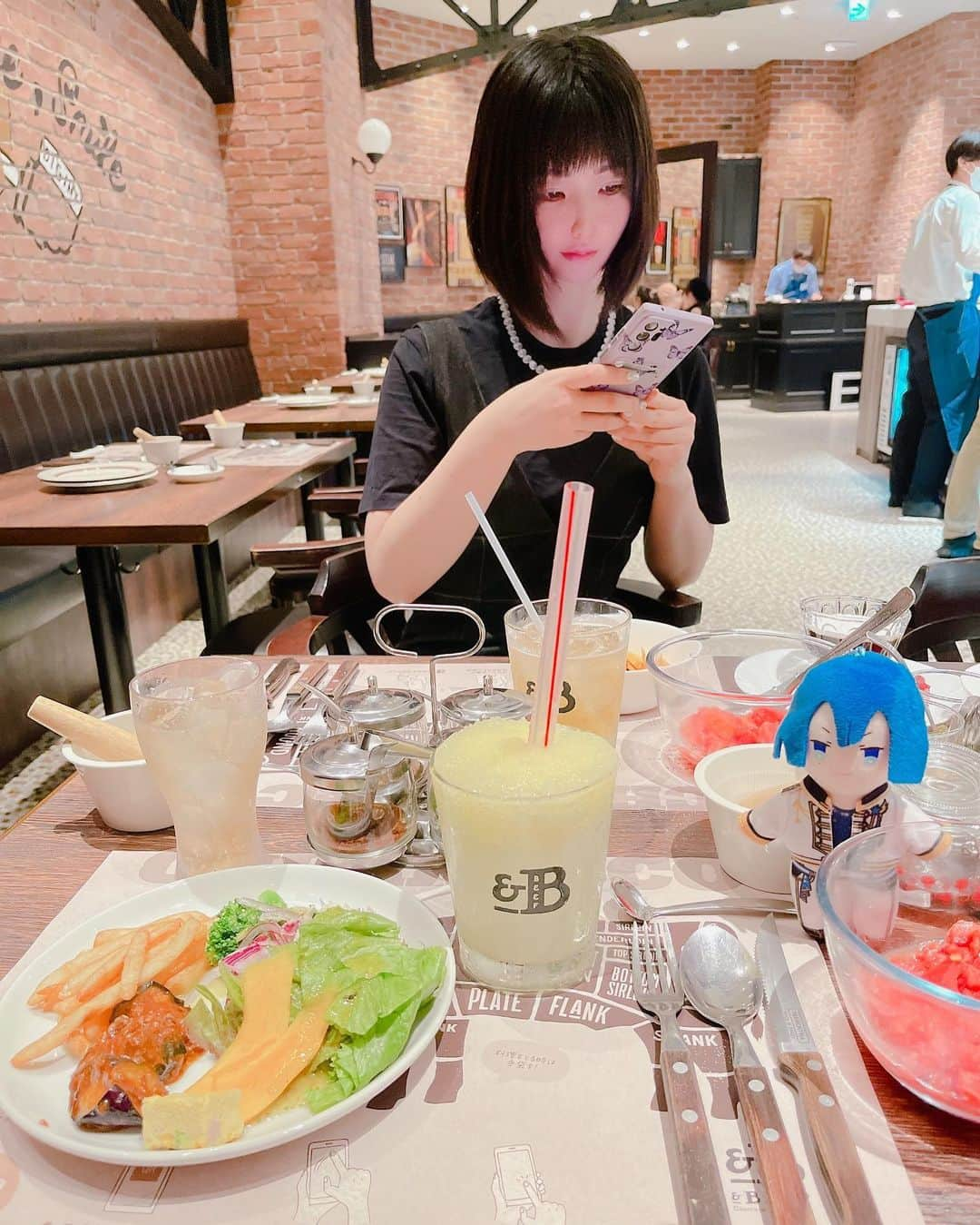 ヴァニラさんのインスタグラム写真 - (ヴァニラInstagram)「🐰🍓  シュラスコ美味しかったあん😋💖 まいちゃんとたくさんお肉たべたの🍖🍗 まー様色のドーナツあってうれしかったの💙🍩 フローズンのお酒が美味しくてお酒飲めないのにジュースみたいですぐ酔っぱらっちゃった🍋🍾🥂 またいきたあい🥰💕  PR @and.beef #シュラスコ食べ放題 #新宿ディナー #新宿食べ放題 #新宿飲み放題 #サラダビュッフェ #新宿東口グルメ」9月26日 3時42分 - vani0531