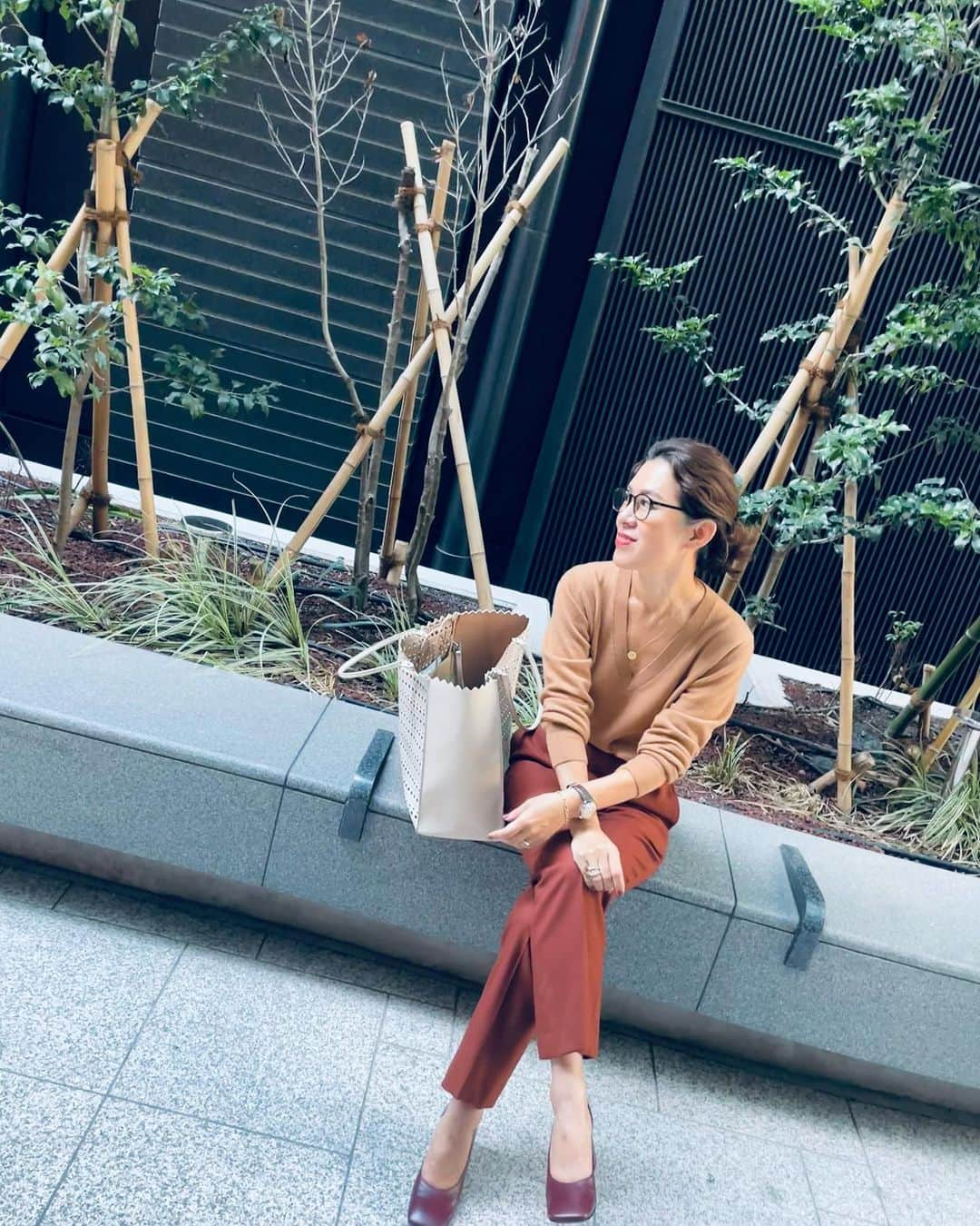 大草直子さんのインスタグラム写真 - (大草直子Instagram)「おはよう☀なんて気持ち良い月曜日の朝❗️5時半に始動。🐈は早起き☜というか、４時にいつも１度起こされる　空気が軽やかで透き通っていて。毎日カシミヤを着ています🤍木の実色を集めて、秋の楽しさを全身で。今日は今日だけ。悔いのない１日を✨✨ @amarc_official ラジオ聴いてね @opaque.clip  #chloe #gianvittorossi  #alaia #このミルクティー色大好き #ブラウンはミルクを #たっぷり入れると #甘くなります」9月26日 8時24分 - naokookusa