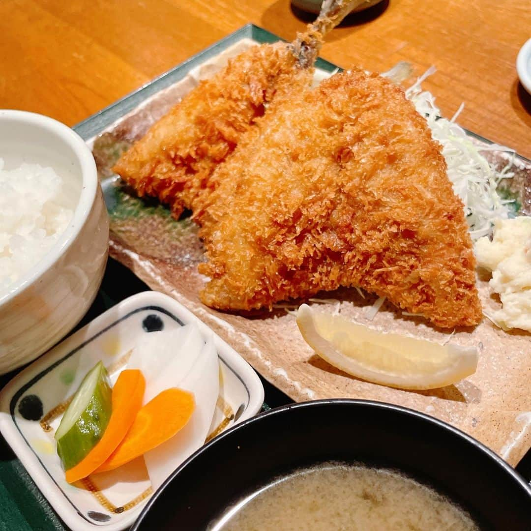 葉月里緒奈さんのインスタグラム写真 - (葉月里緒奈Instagram)「20時過ぎにガッツリ定食を食べてしまった。 ジムに行かねば。 #箱根#箱根グルメ#仙石原グルメ#うおせい #うおせい仙石原 #相変わらずボリューミーで美味しい #焼き鮭とマグロのお刺身定食#アジフライ定食 #アジの干物#塩辛#バイオエタノール暖炉 #エコスマート#意外と暖かくなる#rionahazuki」9月26日 8時57分 - riona_hazuki