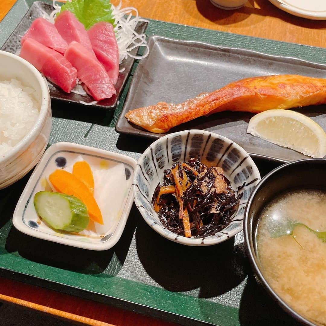 葉月里緒奈さんのインスタグラム写真 - (葉月里緒奈Instagram)「20時過ぎにガッツリ定食を食べてしまった。 ジムに行かねば。 #箱根#箱根グルメ#仙石原グルメ#うおせい #うおせい仙石原 #相変わらずボリューミーで美味しい #焼き鮭とマグロのお刺身定食#アジフライ定食 #アジの干物#塩辛#バイオエタノール暖炉 #エコスマート#意外と暖かくなる#rionahazuki」9月26日 8時57分 - riona_hazuki