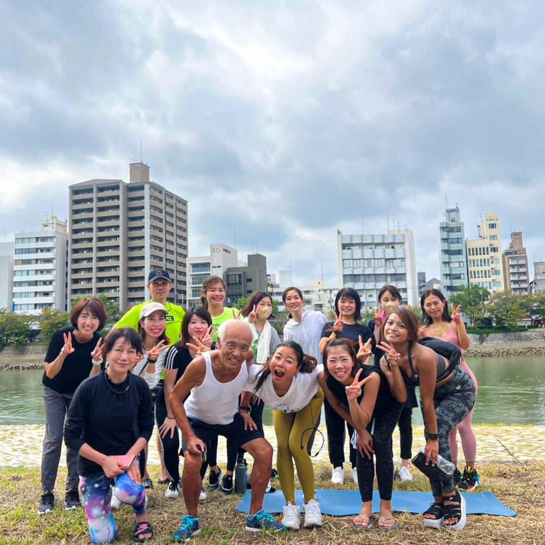 大下瞳美さんのインスタグラム写真 - (大下瞳美Instagram)「2期生デビュー戦🤭✨☀️  2期生がレッスンをやる度に1期生の子達や、スタッフが口を揃えてブツブツ....。  これ初めててうちらやばくないですか？ 緊張してきた😩などなど。  常に高め合える仲間と共に歩んだ半年☀️  確実に成長し続けています。  道に迷っている子。 40代心機一転する子。 子育てしながら自分の講座生も見ながら自分も講師を務める等、色んな環境下の中で成長を共にした2期生達はもうすぐ卒業😌✨  またまたパワフルで愛が詰まった先生が産声をあげそうです🤭  第3期は現在お申し込み受付中です。  #スアヨガ #リバーサイドヨガ #リバーサイドヨガ広島 #ソトヨガ #養成講座 #ヨガインストラクター養成講座  #好きを仕事に #思いを形に #未来予想図 #女性が輝く社会  #ヨガ女子  #eggポーズ #teacherstraining  #yogalove  #suryoga #suryogahot」9月26日 9時09分 - hitomiooshita