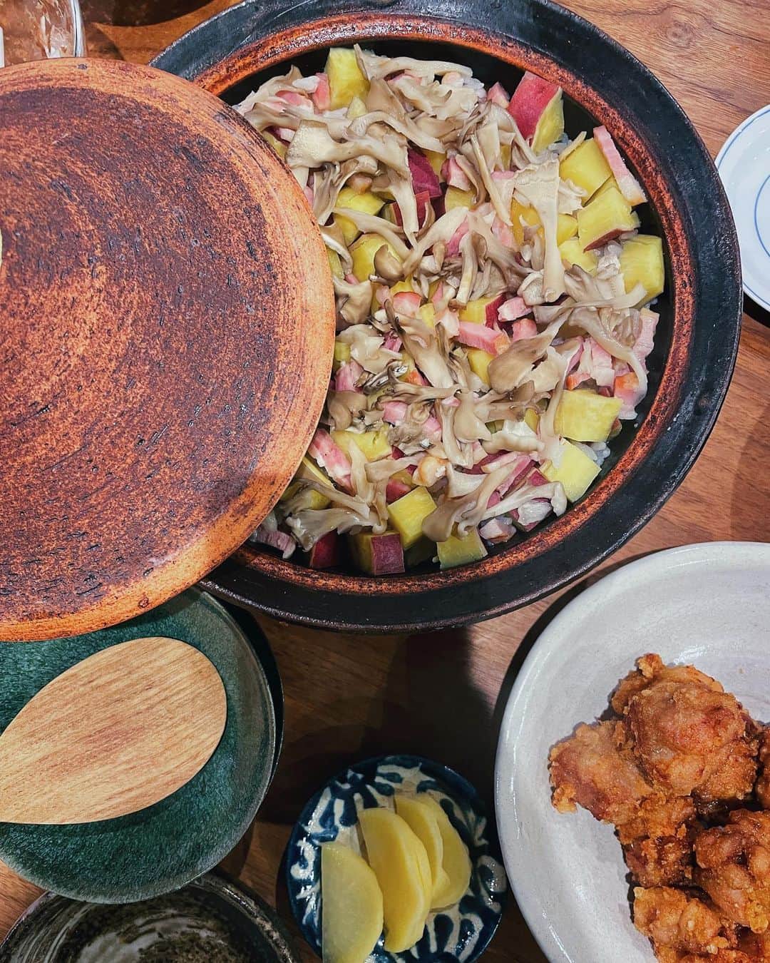 原田沙奈子さんのインスタグラム写真 - (原田沙奈子Instagram)「昨夜アマネが作ってくれた炊き込みご飯🍠 我が家のさつまいもご飯はこれが定番。  めちゃくちゃ簡単だし、子供に大人気だし、土鍋でなくて炊飯器でも炊けるので！  アマネはあまりキノコを好んで食べないけどこの舞茸だけは物凄い勢いで食べる。笑  改めてレシピ書いておきますね。 ※いつもは2合だけど今回は3合  ーーー 【土鍋のさつまいもご飯】 ・白米 3カップ ・水 3カップ ・酒 大1強 ・白だし 小1強 ・塩 小1 ・さつまいも 1本 ・ベーコン 150gくらい（お好みで） ・舞茸 1パックくらい ✔️さつまいもは好きな大きさに切って水にさらす、ベーコンも好きな大きさに切っておく、舞茸は程よい大きさに手でさいておく ✔️土鍋に研いでおいた白米、水、酒、白だし、塩を入れて軽く混ぜてから具材を入れる ✔️蓋をして中火で煮立ってきたら弱火にして10〜12分炊いたら、火を消して15分蒸らして出来上がり ーーー  炊飯器の場合は目盛り通りの水量で🙆‍♀️  そして、毎回言っちゃうけど。 このままでも最高に美味しいんだけど、 アレンジとして刻んだクレソンとオリーブオイルに黒胡椒をかけてもうんまい。  他にも、 粉チーズとバターと醤油ちょろっともオススメ。←しつこい  炊く時に塩昆布混ぜても、 白ダシをコンソメに変えて洋風にしても◎  酒を入れずに白だしとお塩のみの時もあるってゆー、適当さ。← （その時は白だしとお塩少し多めに）  日曜日にサザエさん観ながら皆でバクバク食べたさつまいもご飯。 秋になりますねぇ🌾  #おうちごはん#さつまいもご飯#簡単レシピ  #サナコ_お料理#サナコ_レシピ」9月26日 9時43分 - sanakoharada