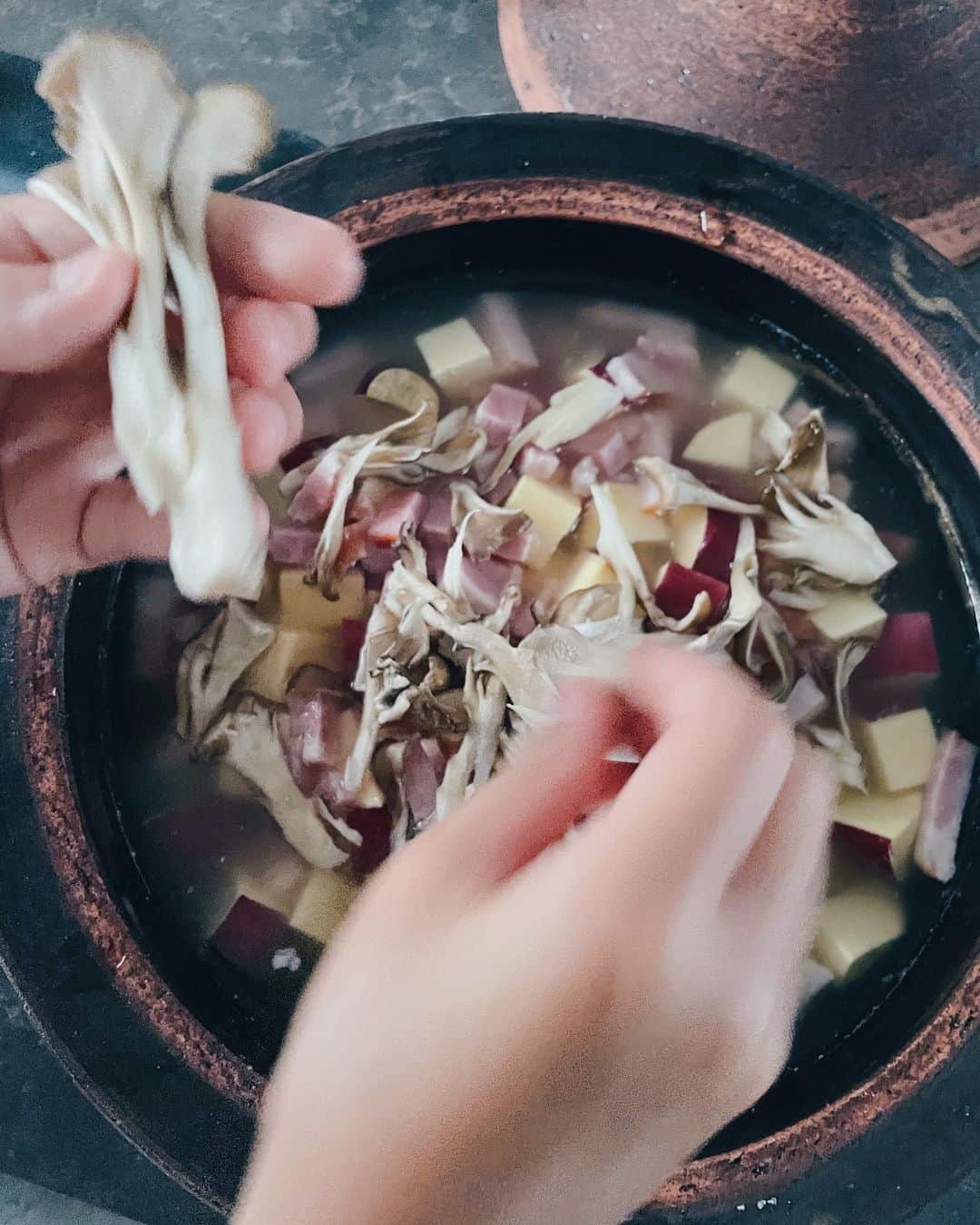 原田沙奈子さんのインスタグラム写真 - (原田沙奈子Instagram)「昨夜アマネが作ってくれた炊き込みご飯🍠 我が家のさつまいもご飯はこれが定番。  めちゃくちゃ簡単だし、子供に大人気だし、土鍋でなくて炊飯器でも炊けるので！  アマネはあまりキノコを好んで食べないけどこの舞茸だけは物凄い勢いで食べる。笑  改めてレシピ書いておきますね。 ※いつもは2合だけど今回は3合  ーーー 【土鍋のさつまいもご飯】 ・白米 3カップ ・水 3カップ ・酒 大1強 ・白だし 小1強 ・塩 小1 ・さつまいも 1本 ・ベーコン 150gくらい（お好みで） ・舞茸 1パックくらい ✔️さつまいもは好きな大きさに切って水にさらす、ベーコンも好きな大きさに切っておく、舞茸は程よい大きさに手でさいておく ✔️土鍋に研いでおいた白米、水、酒、白だし、塩を入れて軽く混ぜてから具材を入れる ✔️蓋をして中火で煮立ってきたら弱火にして10〜12分炊いたら、火を消して15分蒸らして出来上がり ーーー  炊飯器の場合は目盛り通りの水量で🙆‍♀️  そして、毎回言っちゃうけど。 このままでも最高に美味しいんだけど、 アレンジとして刻んだクレソンとオリーブオイルに黒胡椒をかけてもうんまい。  他にも、 粉チーズとバターと醤油ちょろっともオススメ。←しつこい  炊く時に塩昆布混ぜても、 白ダシをコンソメに変えて洋風にしても◎  酒を入れずに白だしとお塩のみの時もあるってゆー、適当さ。← （その時は白だしとお塩少し多めに）  日曜日にサザエさん観ながら皆でバクバク食べたさつまいもご飯。 秋になりますねぇ🌾  #おうちごはん#さつまいもご飯#簡単レシピ  #サナコ_お料理#サナコ_レシピ」9月26日 9時43分 - sanakoharada