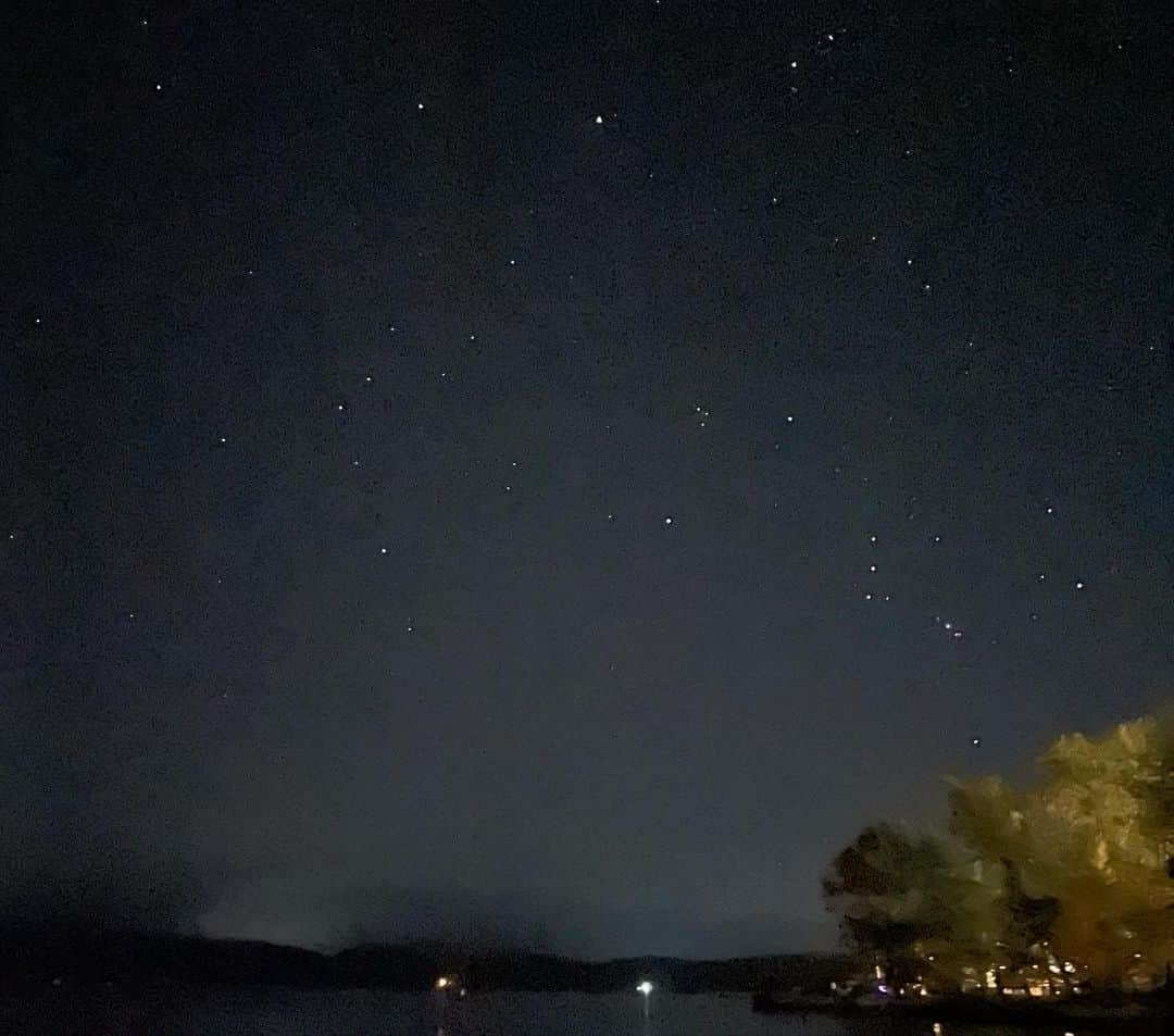 田中律子さんのインスタグラム写真 - (田中律子Instagram)「北海道洞爺湖かわなみ桟橋にて  『WATER CAMP vol 1』開催しましたーーー🧘‍♀️🏃🔥🏄‍♀️  ヨガ @ri2kotanaka  RUN @yusuke_tannaka  サウナ　@totonoeoyakata  SUP @kosuke_nalu   この最高な4人でそれぞれ極めてることをアテンドして、1日フルに大自然の中で参加者のみなさんに楽しんでもらうイベント🤩  開催側の私たちもめちゃくちゃ楽しかった🤣参加者のみなさんも、すっごい笑顔とリラックスタイムで、ととのいまくりました❗️  前夜祭は、映画🎬『on the Ｗater』の上映会✨この映画がホントに良かった❗️   夜は桟橋から花火も見れたし、星も綺麗だったし、久しぶりの北海道の大自然満喫❤️  楽しかったなぁー🙌参加してくれたみなさま、本当にありがとうございました❗️  ムラサキスポーツ　@murasakisports_official  のみなさま、たくさんのサポートありがとうございました🙏  こんなに素敵なイベントが出来て感謝しかない🌞🏄‍♀️🧘‍♀️🔥🏃  素敵な写真がたくさんなので、まだまだWATER CAMPの写真アップします⤴️  #WATER CAMP #watercamp  #洞爺湖  #かわなみ桟橋  #ヨガして #ランして  #サウナでととのう  #bbqして  #supして #またサウナして #洞爺湖に飛び込んで #全部ととのう」9月26日 11時03分 - ri2kotanaka