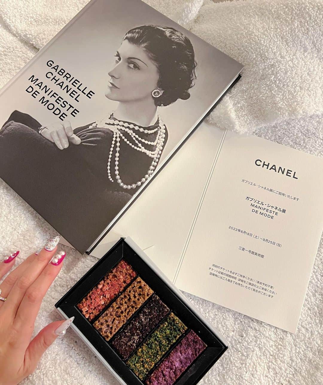奈保さんのインスタグラム写真 - (奈保Instagram)「20世紀で最も影響力のある女性デザイナーと呼ばれる ガブリエルシャネル展へ⛓  女性のファッションだけでなく思想や生き方も 変革したシャネルは 美しくて芯のある女性。  心に残る1日になった😌  . . . . . #ガブリエルシャネル展#シャネル展#CHANEL#シャネル#ツイードクッキー#ツイードネイルデザイン#chanelbeauty」9月26日 12時01分 - naho.0422