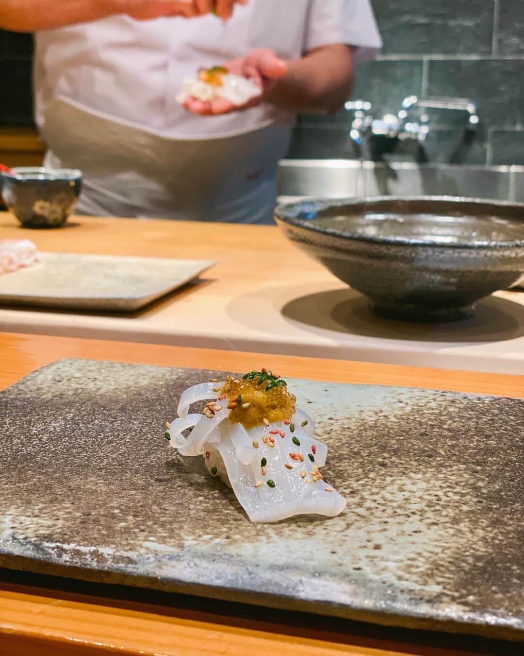 大口智恵美さんのインスタグラム写真 - (大口智恵美Instagram)「この週末は福岡食べ歩きツアー🤤 行ったお店まとめてみました🤍  ・久々の小倉の“天寿し”さん 世界一大好きなお寿司屋さん。 涙出そうなくらい美味しかった🥹何度食べても感動します。 どのネタも美味しいんだけど、私はイカが一番好き🤍  ・フルーツパフェの“prince of the fruits” ここは天寿しの大将に教えてもらった福岡のお店。 ピローネと梨のパフェを食べました🤍 クリームたっぷりだけど、ペロッと食べれるくらいサッパリしてて美味しかった☺️ クリームの下は新鮮なフルーツがゴロゴロ🍇  ・今回の豚骨ラーメンは初めての“元祖長浜屋”さん🍜 サッパリとした豚骨スープは、 紅生姜と胡麻とタレで少しずつ味変して✨ 麺はバリ硬にしました☺️  ・餃子“鉄なべ” パリパリの皮で食べやすいサイズ🥟 ビールと合う🍺✨ 福岡は餃子も美味しいよとお友達に教えてもらったお店🤍  沢山食べました🤭  #福岡　#小倉　#天寿し」9月26日 14時18分 - chemiiiii