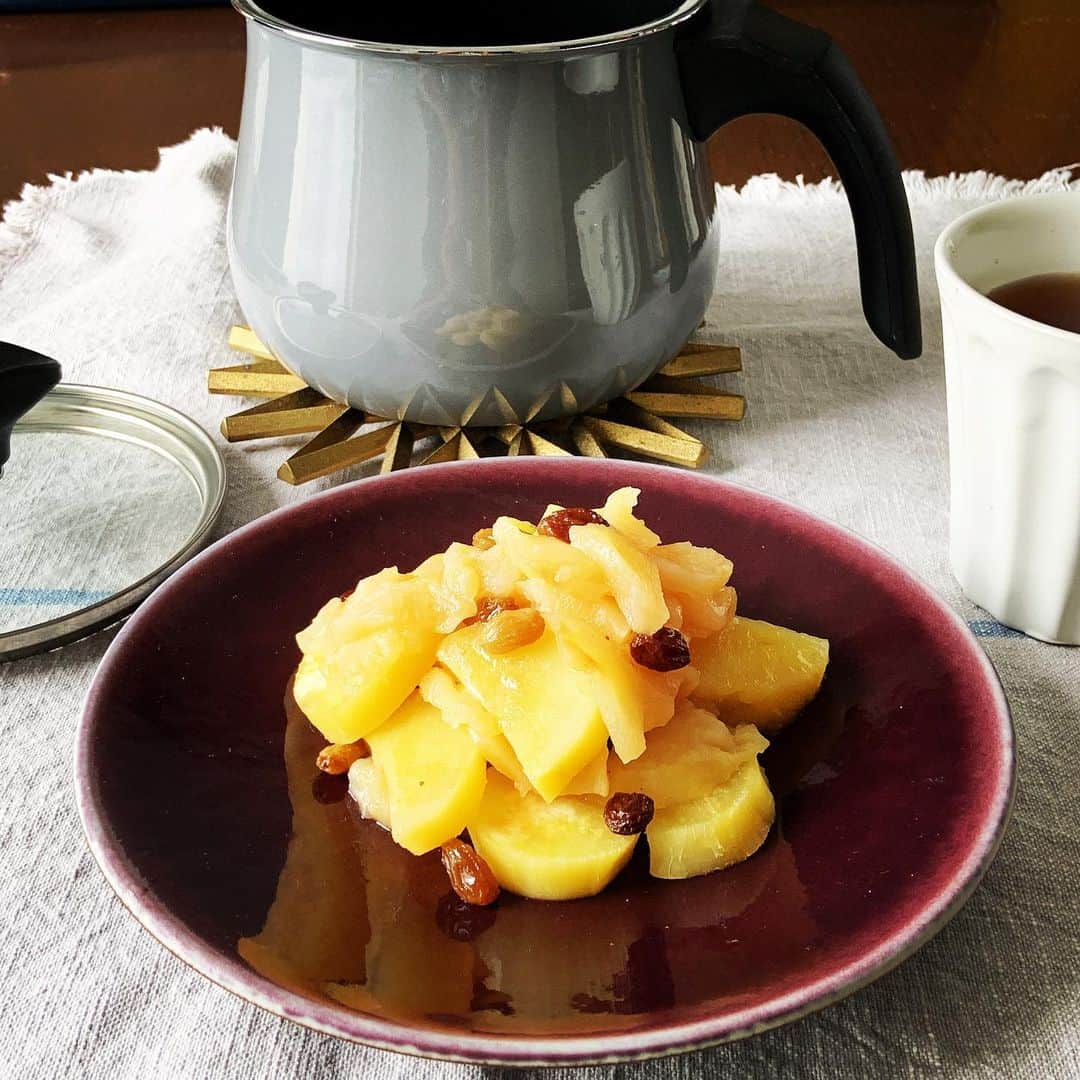 志摩有子さんのインスタグラム写真 - (志摩有子Instagram)「さつまいもとりんごの季節。まずは重ね煮にして自然な甘さを楽しみます。使ったのはWMFのマルチポット。食べたい時に２人分くらいをさっと作れるサイズなのでとても便利。簡単に作り方を。スライスして皮をむき、水にさらしたさつまいもと銀杏切りにしたりんごを重ねてレーズンも少々。バターときび砂糖をふりかけ、仕上げにハチミツとシナモンパウダーも。蓋をして弱火で２０分煮れば、甘い香りと共にしっとりジューシーな仕上がりに。天然由来のミネラル素材を使い、密閉性もいいので水を一滴も使わないのに焦げ付くこともなくふっくら。そのままでも美味しいけれど、おやつならアイスクリームを添えても。重ねて煮るだけで簡単！何度も作りたくなる甘酸っぱい秋の味です。   材料（２〜3人分） さつまいも　400g りんご　１個 干しブドウ　大さじ2 バター　30g きび砂糖　大さじ3 ハチミツ　大さじ１ レモン汁　大さじ１ シナモンパウダー　少々   作り方 １さつまいもは皮をむき、6〜7ミリの厚さにスライスして水にさらす。りんごは皮をむき、芯を取って6〜7ミリの銀杏切りにしてレモン汁をからめる。 ２マルチポットにバター大さじ１を溶かし、半量のさつまいもとりんごを重ねる。きび砂糖大さじ２をふり、残りの半量のさつまいもとりんごを重ね、干しぶどうを散らして、きび砂糖大さじ1とハチミツ大さじ１、シナモンパウダーをふる。 3蓋をして弱火で20分煮る。   #ヴェーエムエフ　#WMF #フュージョンテックミネラルマルチポット #りんごとさつまいもの重ね煮　#おやつタイム　#秋のおやつ　#wmf無水鍋」9月26日 14時54分 - ariko418